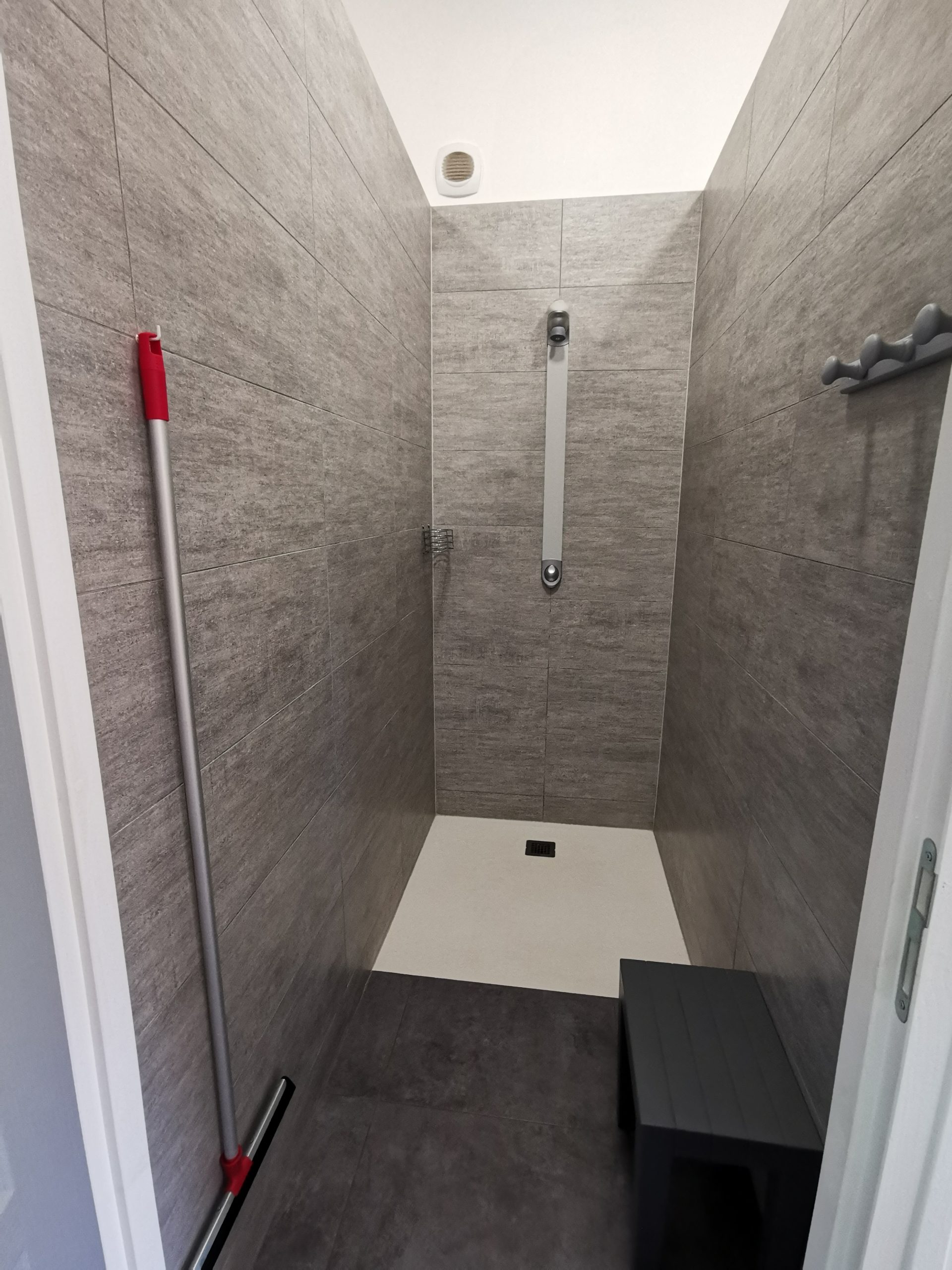 IMG_20210813_125723 Douche moderne dans un hébergement insolite en Auvergne-Rhône-Alpes. Ambiance épurée.