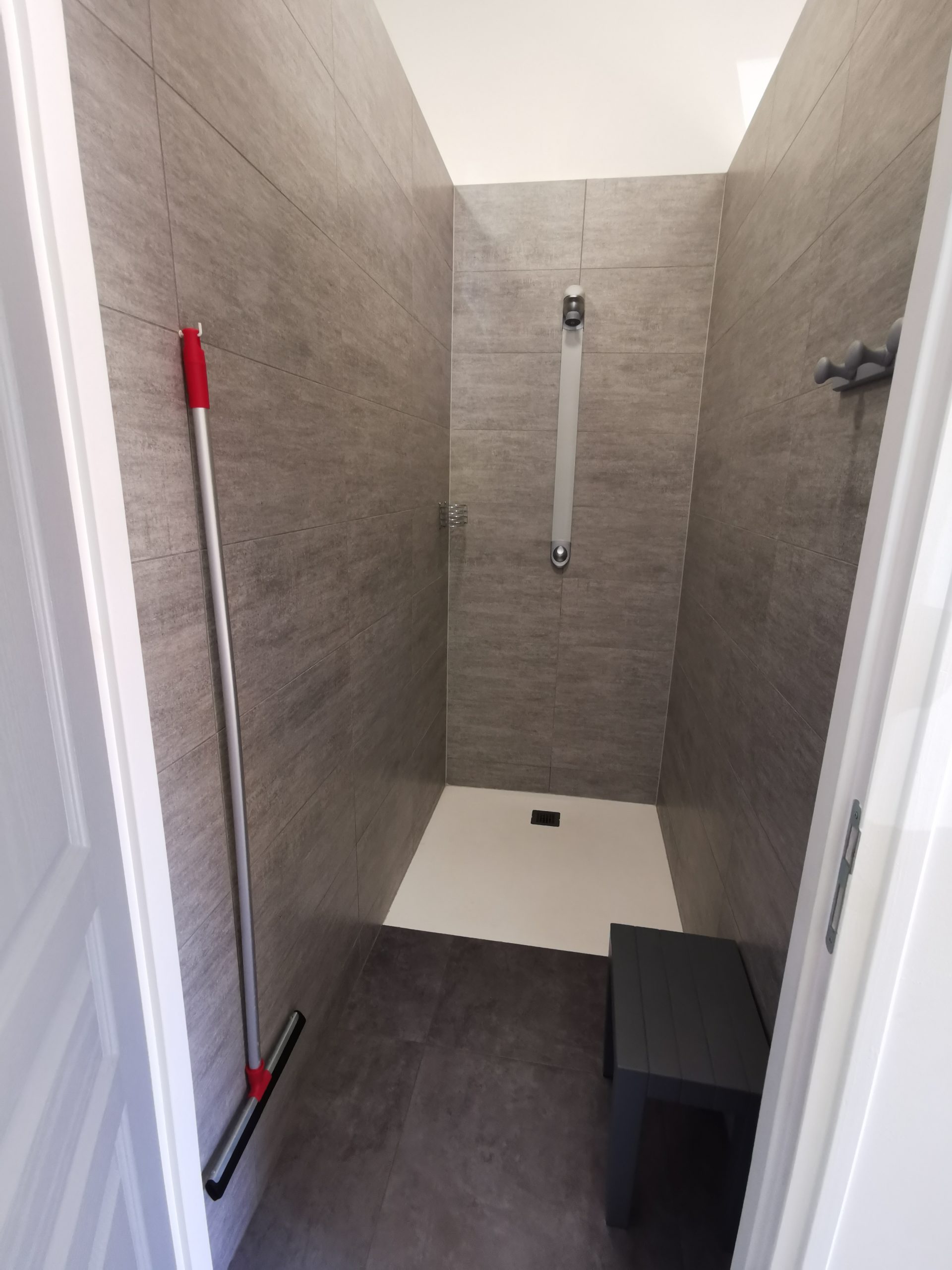 IMG_20210813_125735 Douche spacieuse dun hébergement insolite en Auvergne-Rhône-Alpes, moderne et épuré.