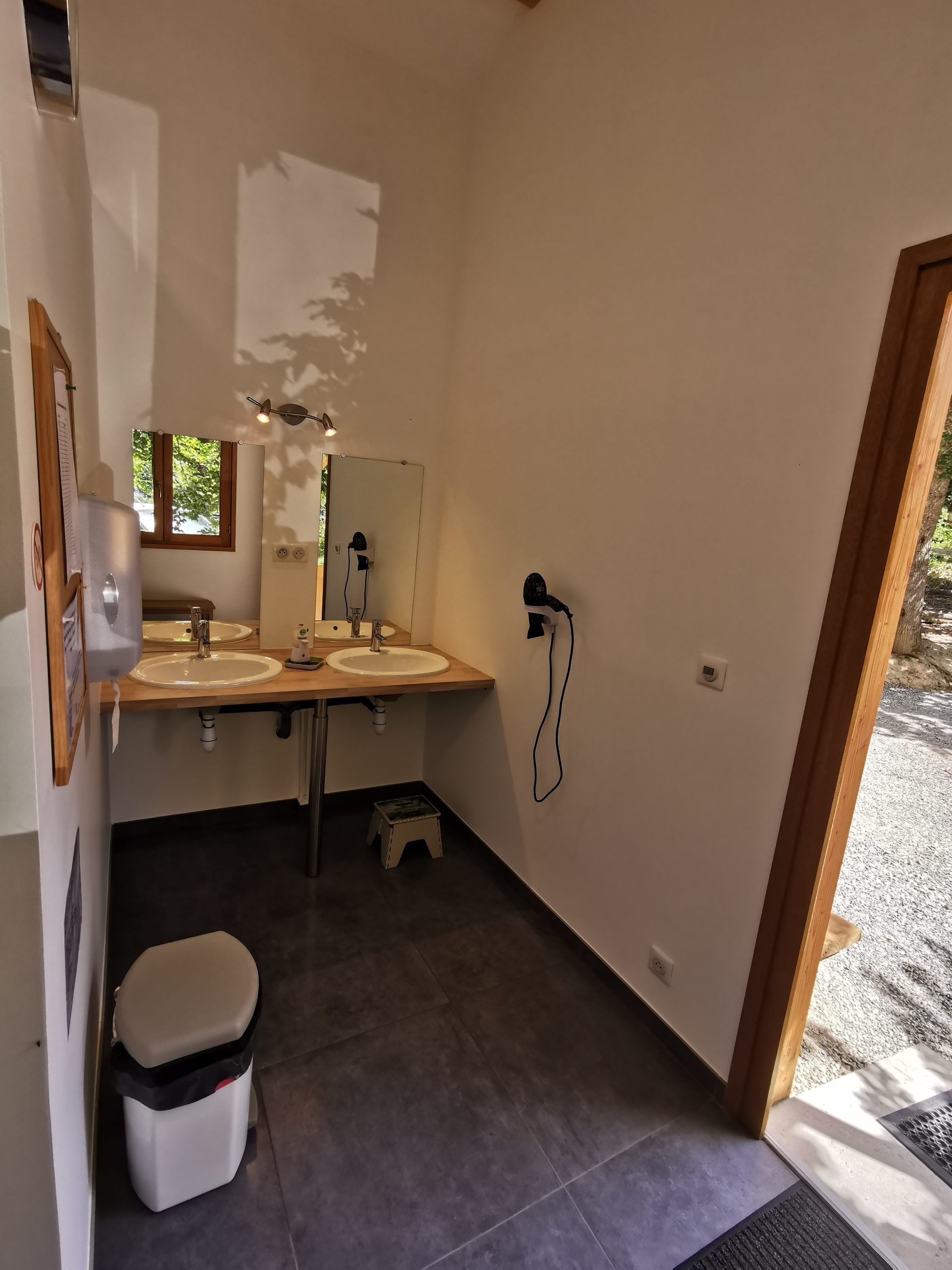 IMG_20210813_125750 Salle de bain moderne dun hébergement insolite en Auvergne-Rhône-Alpes, lumineuse et spacieuse.