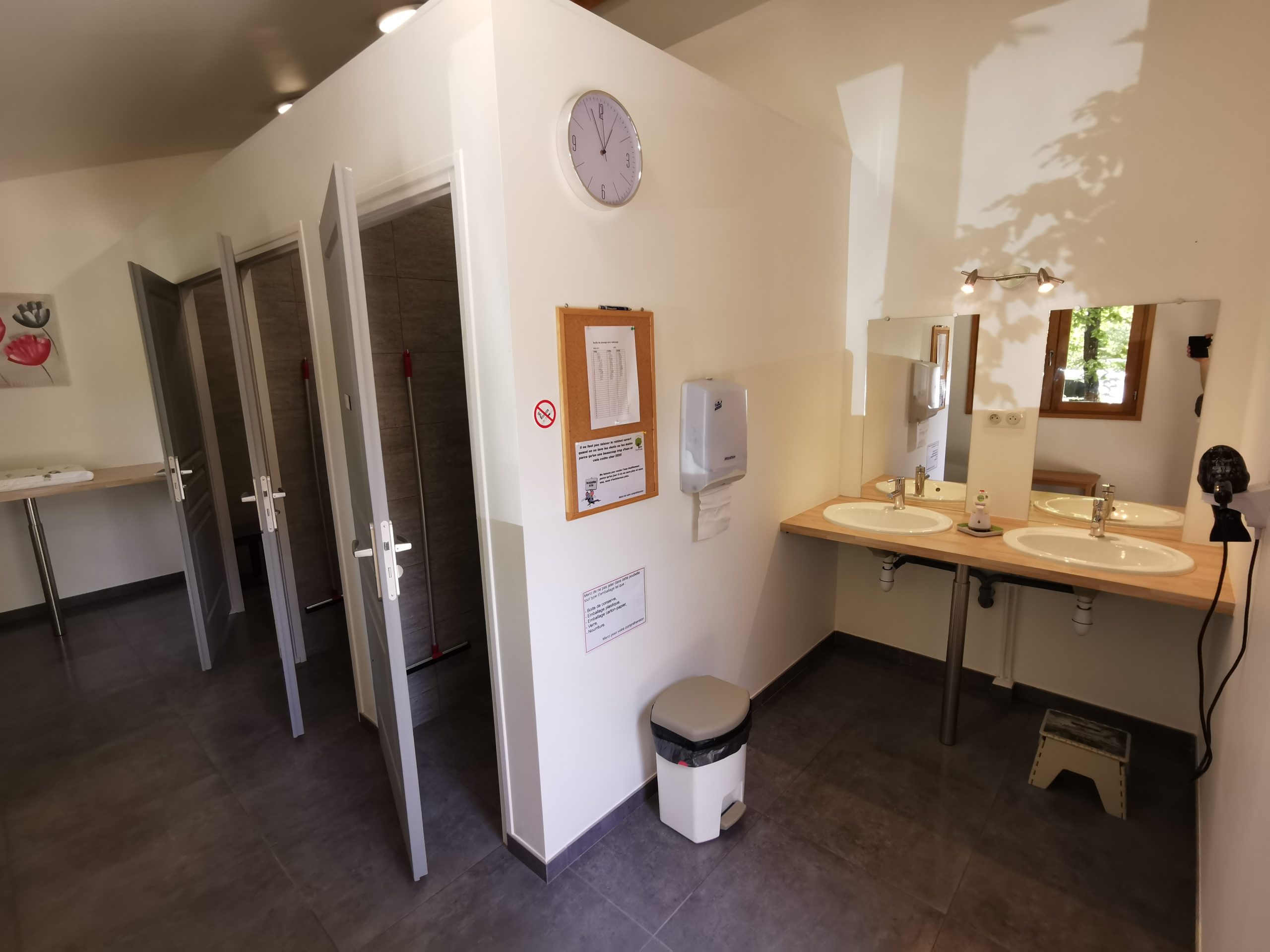 IMG_20210813_125825 Sanitaires modernes dun hébergement insolite en Auvergne-Rhône-Alpes, lumineux et spacieux.