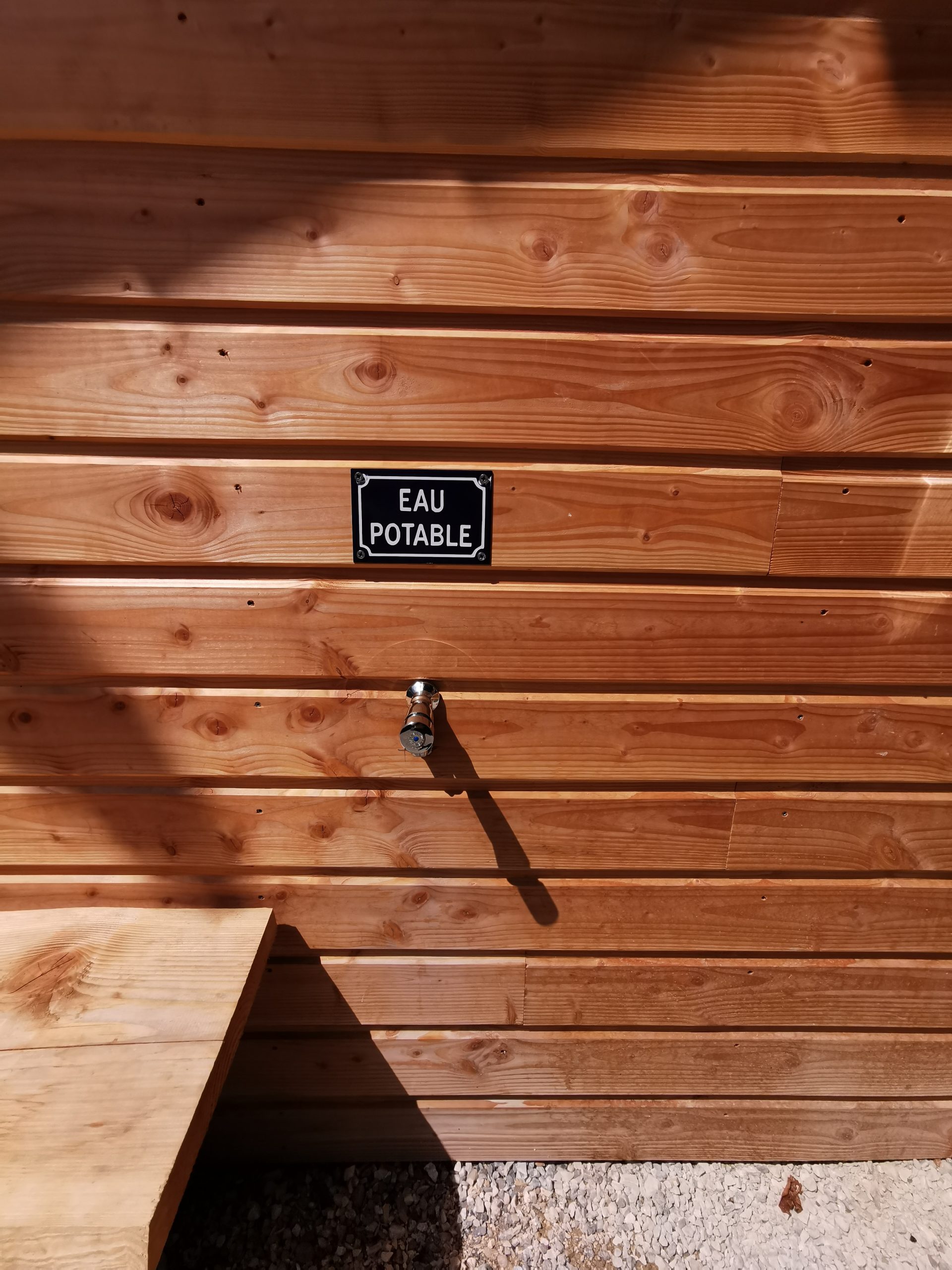 IMG_20210813_125840 Cabane en bois en Auvergne-Rhône-Alpes avec un robinet deau potable.