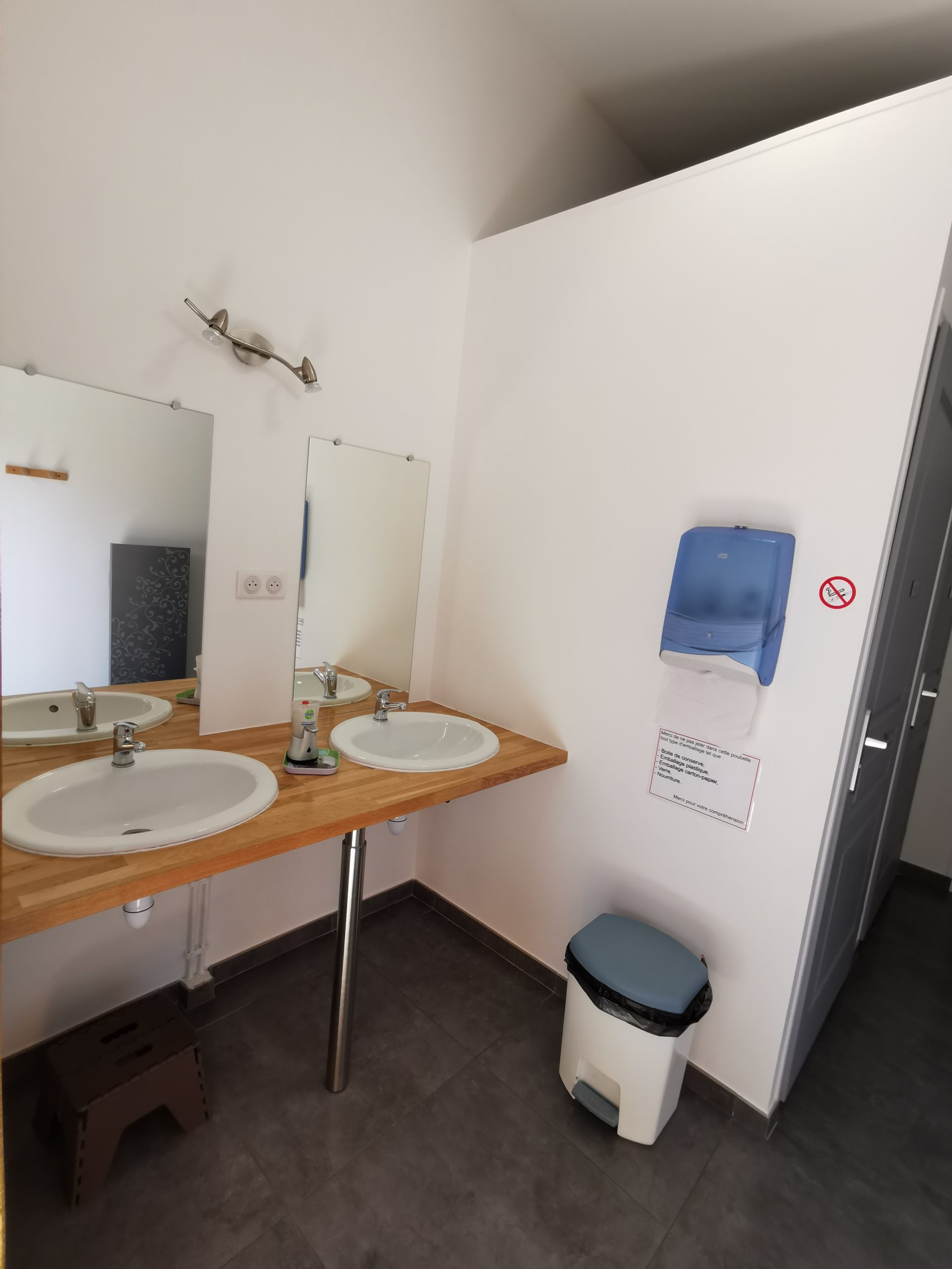 IMG_20210813_125847 Salle de bain moderne dun hébergement insolite en Auvergne-Rhône-Alpes, avec double vasque.