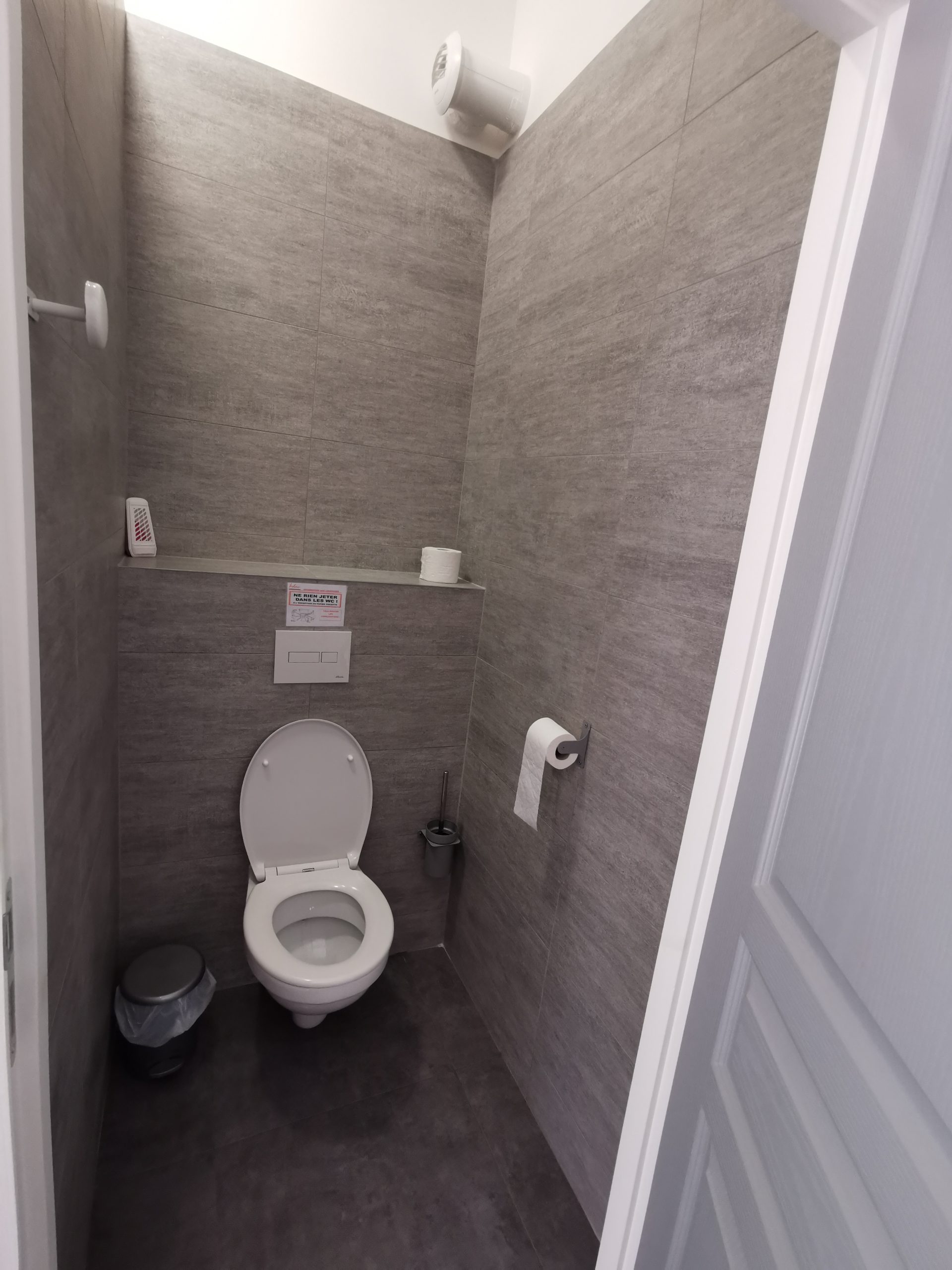 IMG_20210813_125905 Toilettes modernes dans un hébergement insolite en Auvergne-Rhône-Alpes, décor épuré.