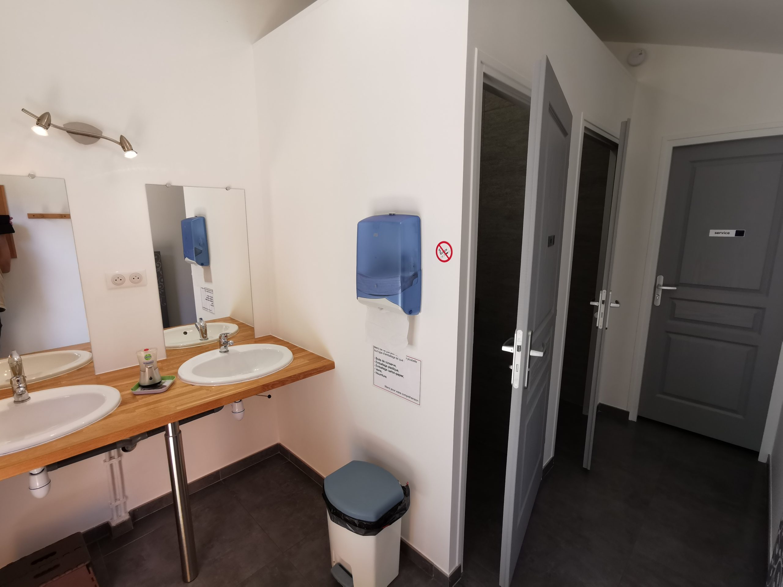 IMG_20210813_125941 Salle de bain moderne dun hébergement insolite en Auvergne-Rhône-Alpes, avec deux lavabos.