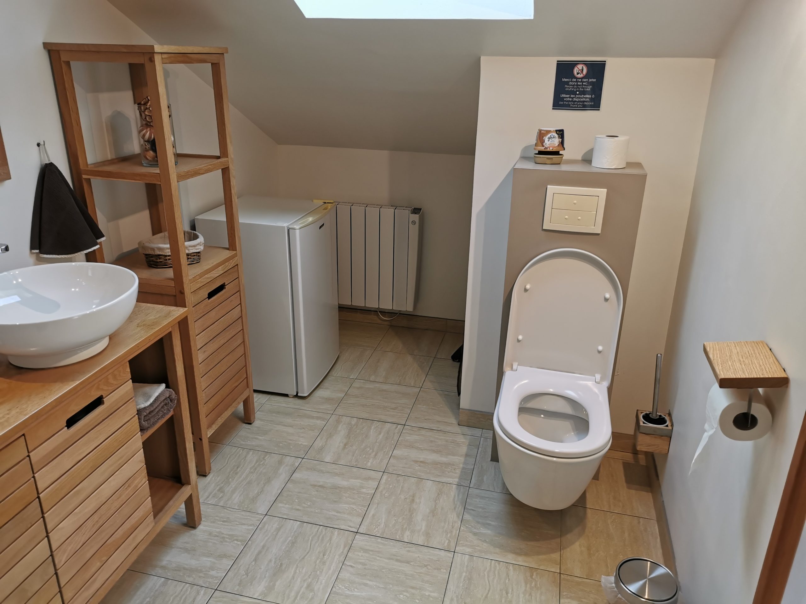 IMG_20231022_125246 Salle de bain moderne dans un hébergement insolite en Auvergne-Rhône-Alpes.