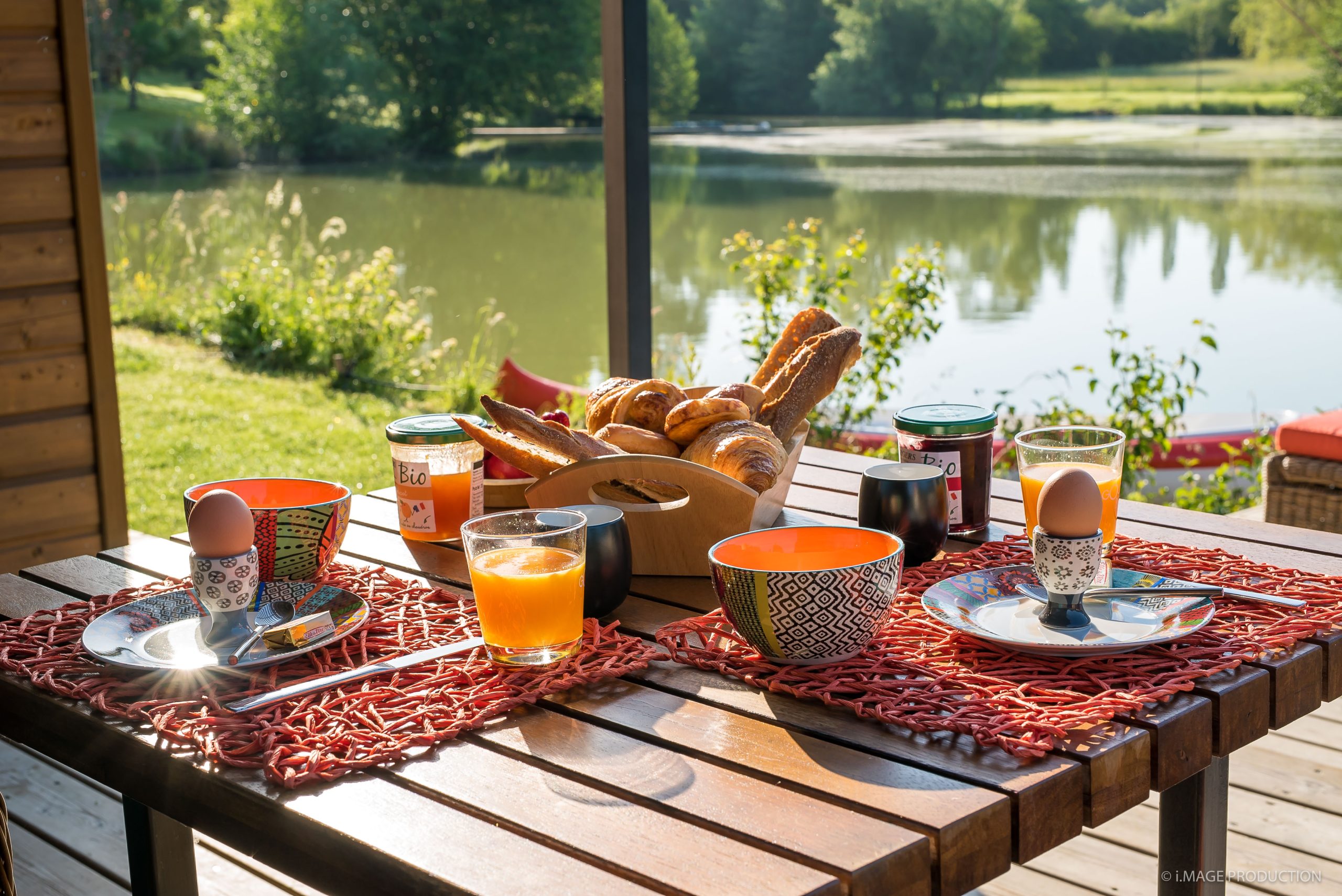 1 Hébergement insolite en Aquitaine : terrasse avec vue sur le lac, petit-déjeuner gourmand.
