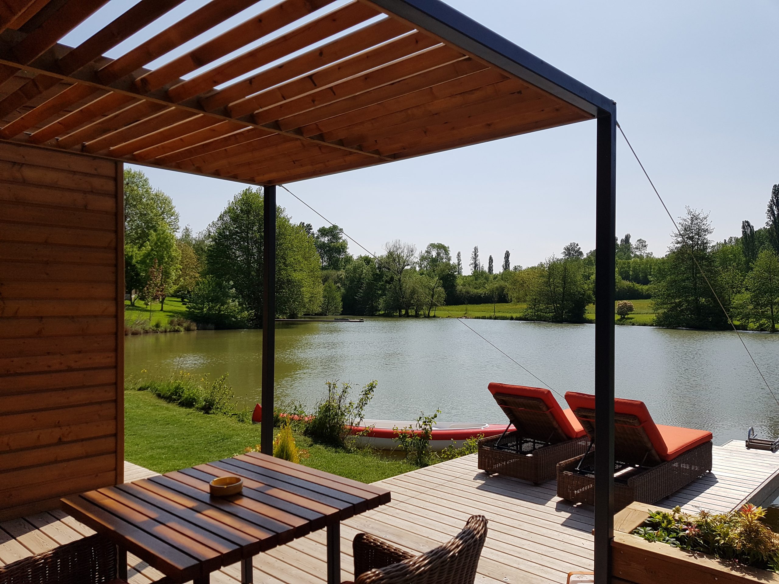 20180504_114052 Hébergement insolite en Aquitaine : chalet moderne avec vue sur le lac et transats.
