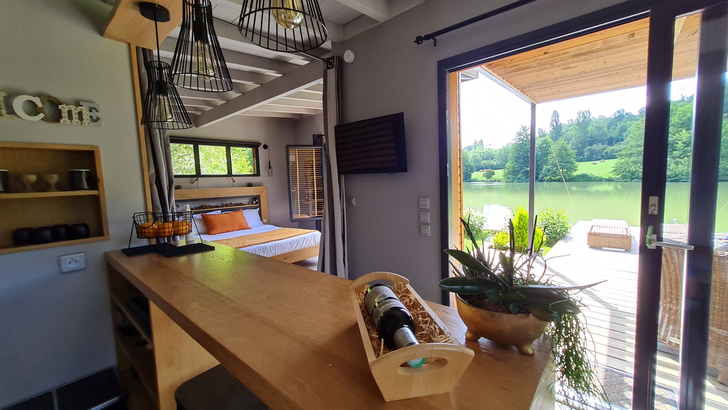 20210625_113414 Hébergement insolite en Aquitaine, avec vue sur le lac et décoration moderne.
