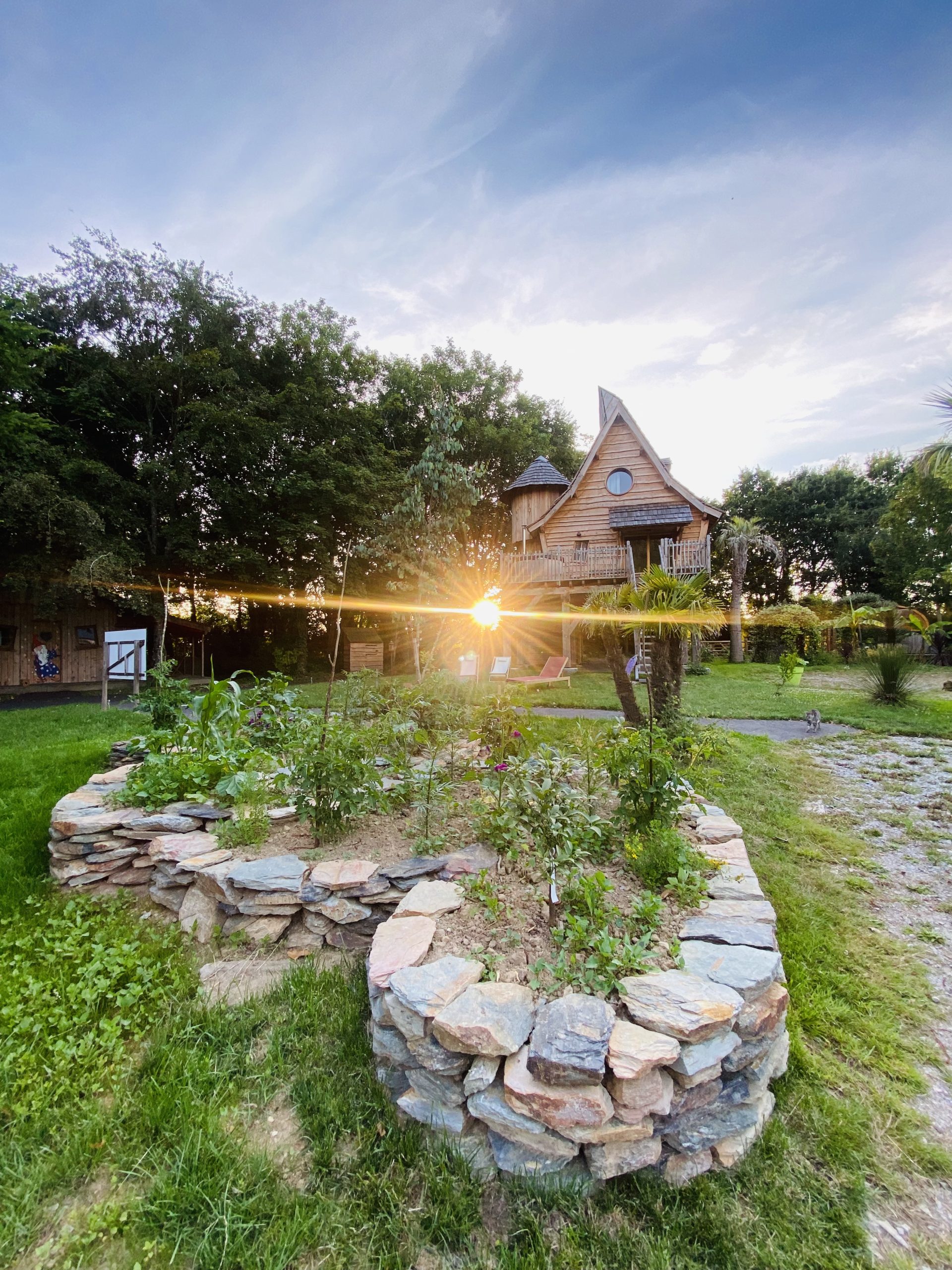 FullSizeRender-1 Cabane perchée en Bretagne, entourée de verdure et dun jardin en pierres.