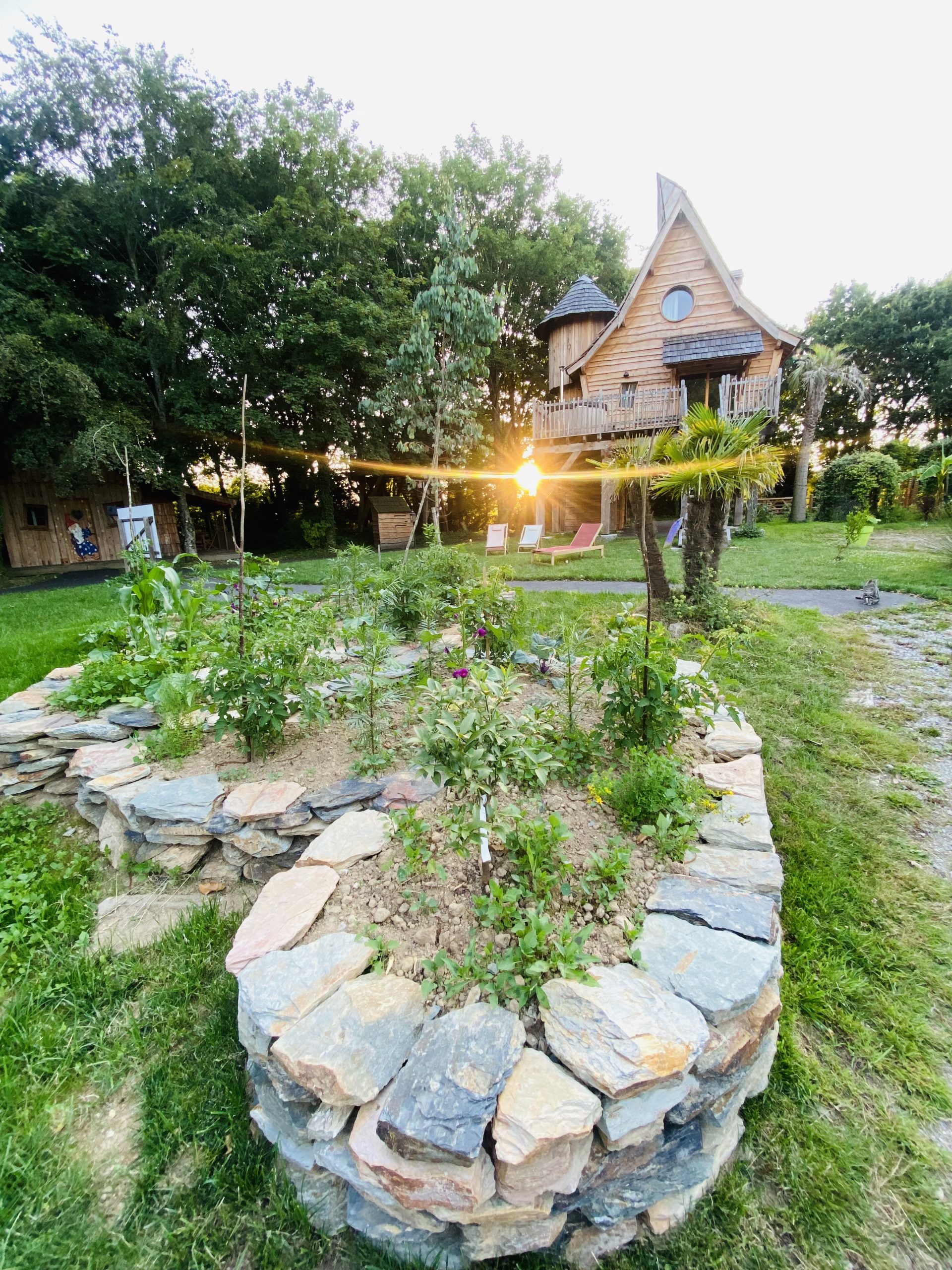 FullSizeRender-5 Cabane en bois en Bretagne, entourée de jardins fleuris et dune lumière dorée.