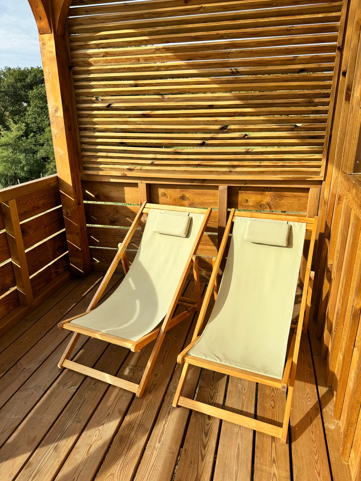 IMG-20231019-WA0041 Chalet en bois avec chaises longues sur une terrasse ensoleillée en Aquitaine.