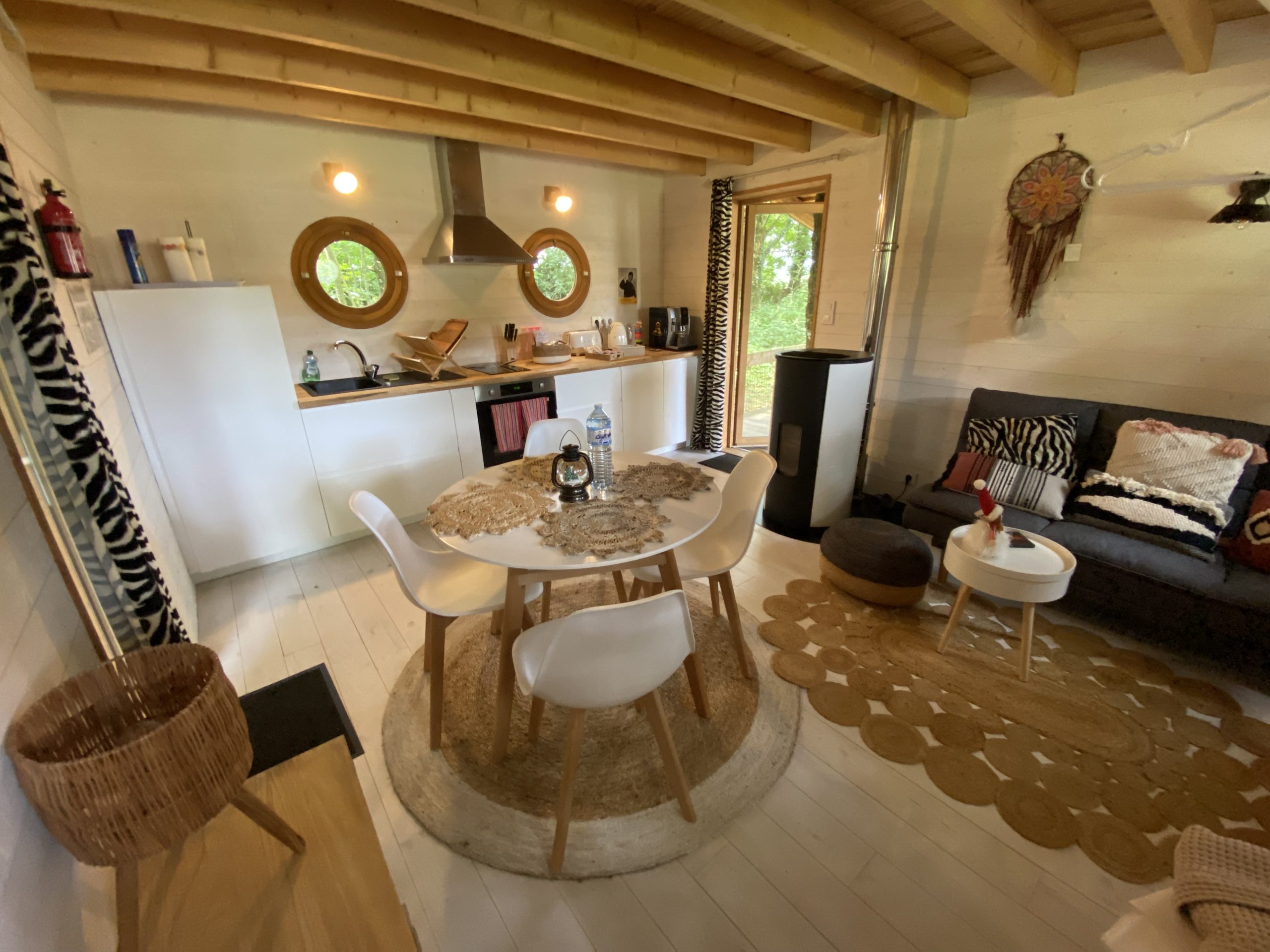 IMG_2788 Hébergement insolite en Bretagne : chalet moderne avec cuisine ouverte et décoration chaleureuse.