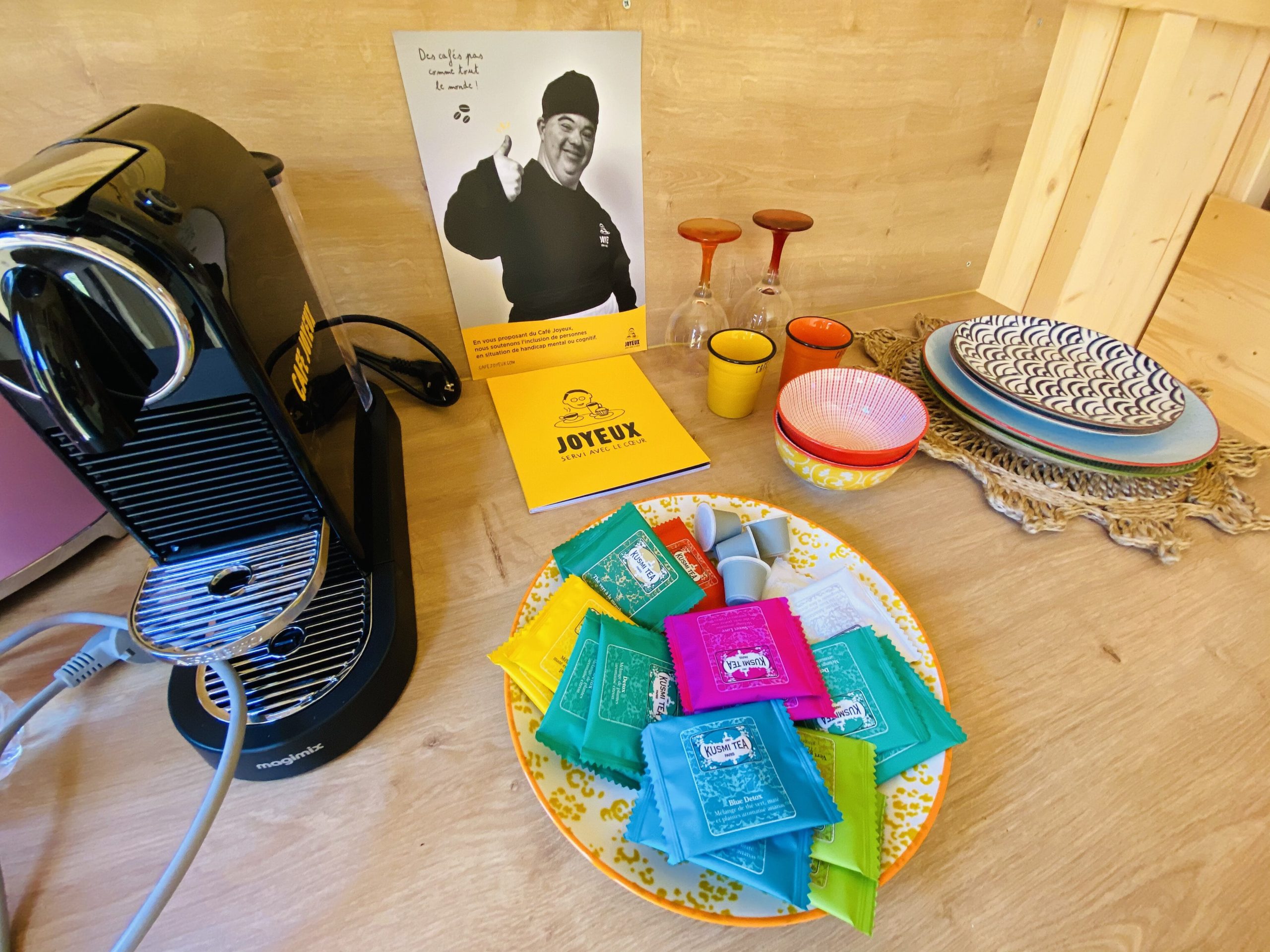 IMG_7774 Hébergement insolite en Bretagne : coin café avec machine et assortiment de thés colorés.