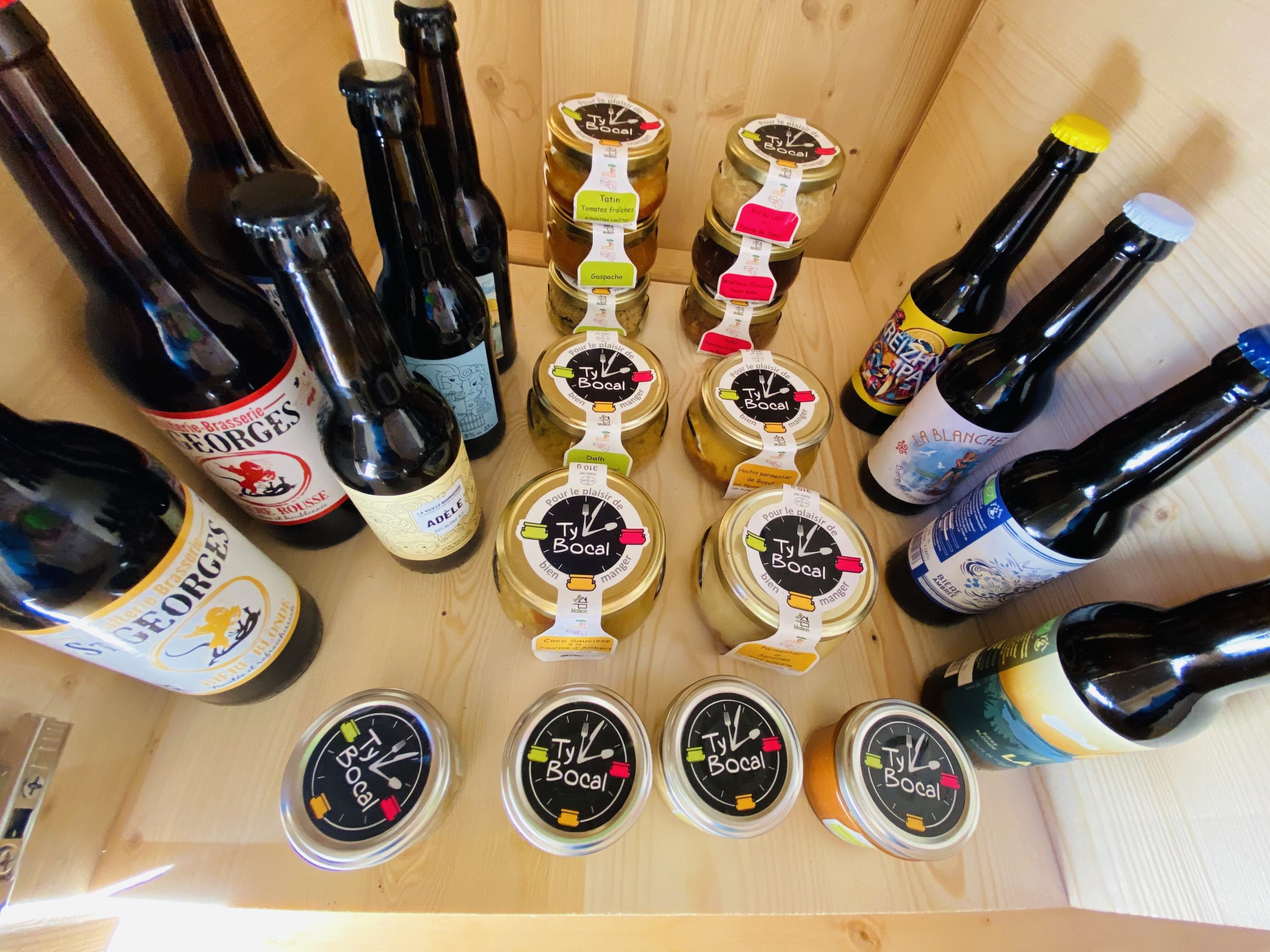 IMG_7778 Échantillon de produits locaux dans un hébergement insolite en Bretagne.