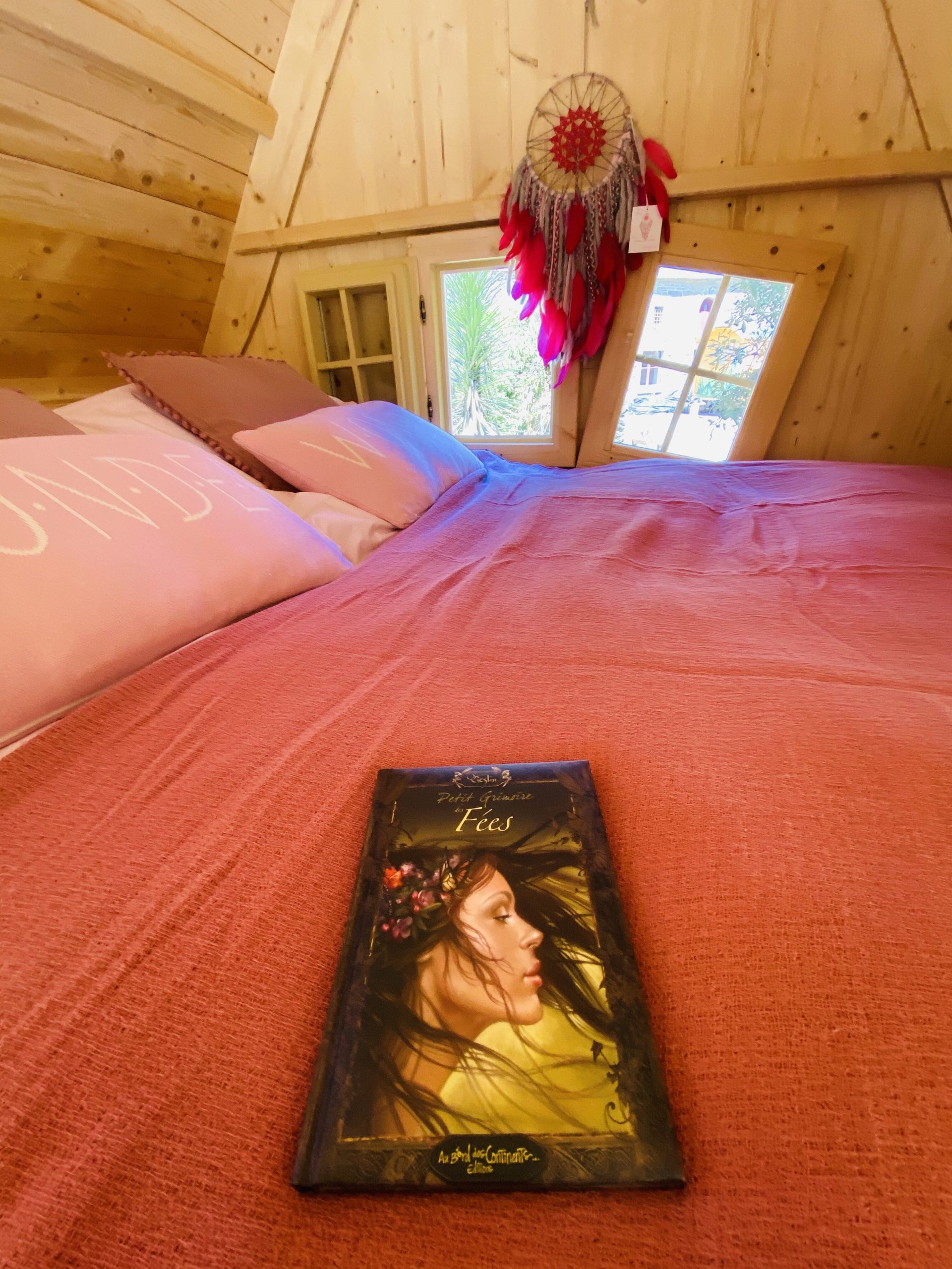 IMG_7779 Cabane en bois en Bretagne, lit douillet avec décor boho et fenêtres charmantes.