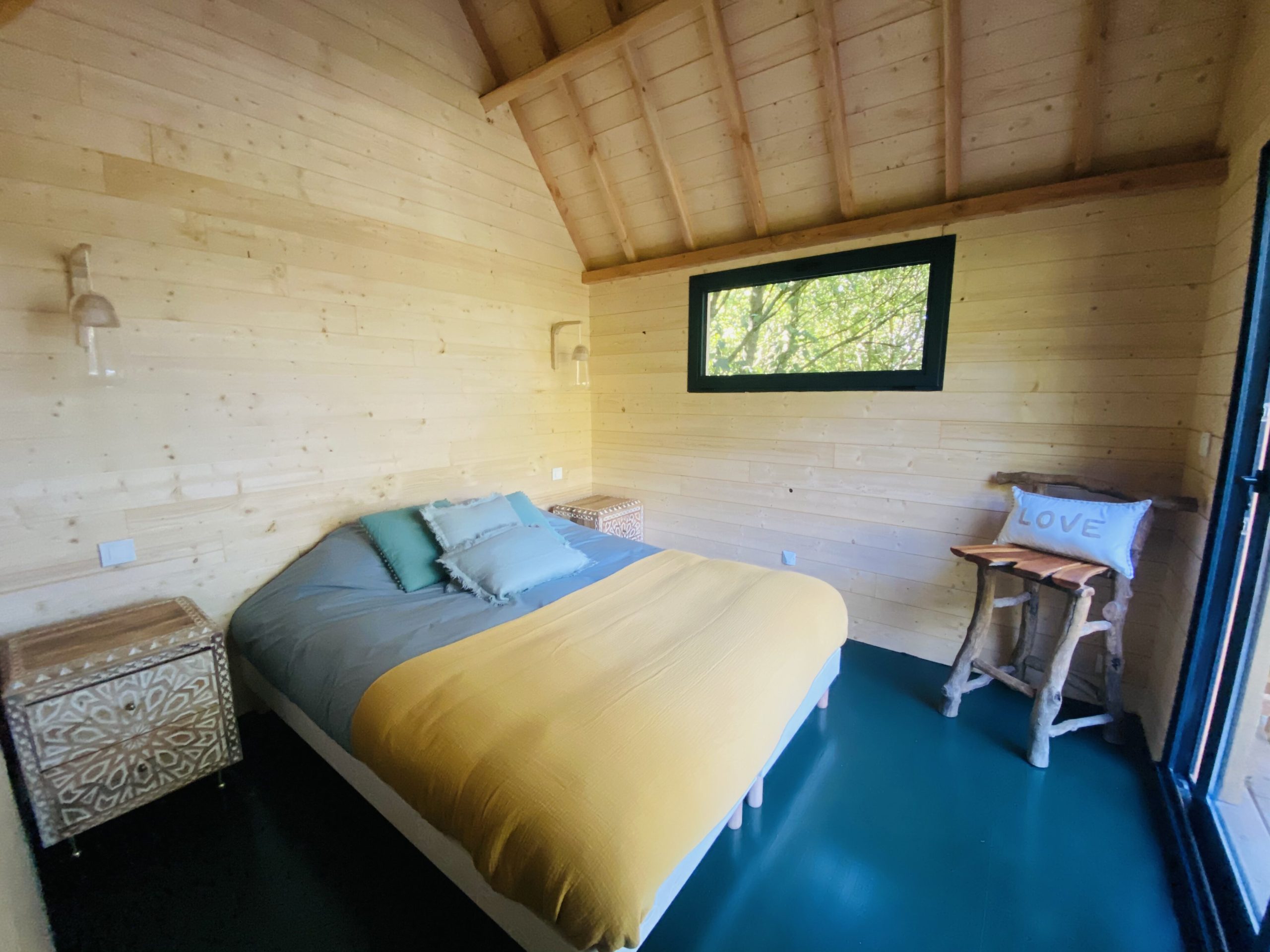 IMG_7819 Chalet en bois lumineux en Bretagne, avec un lit douillet et vue sur la nature.