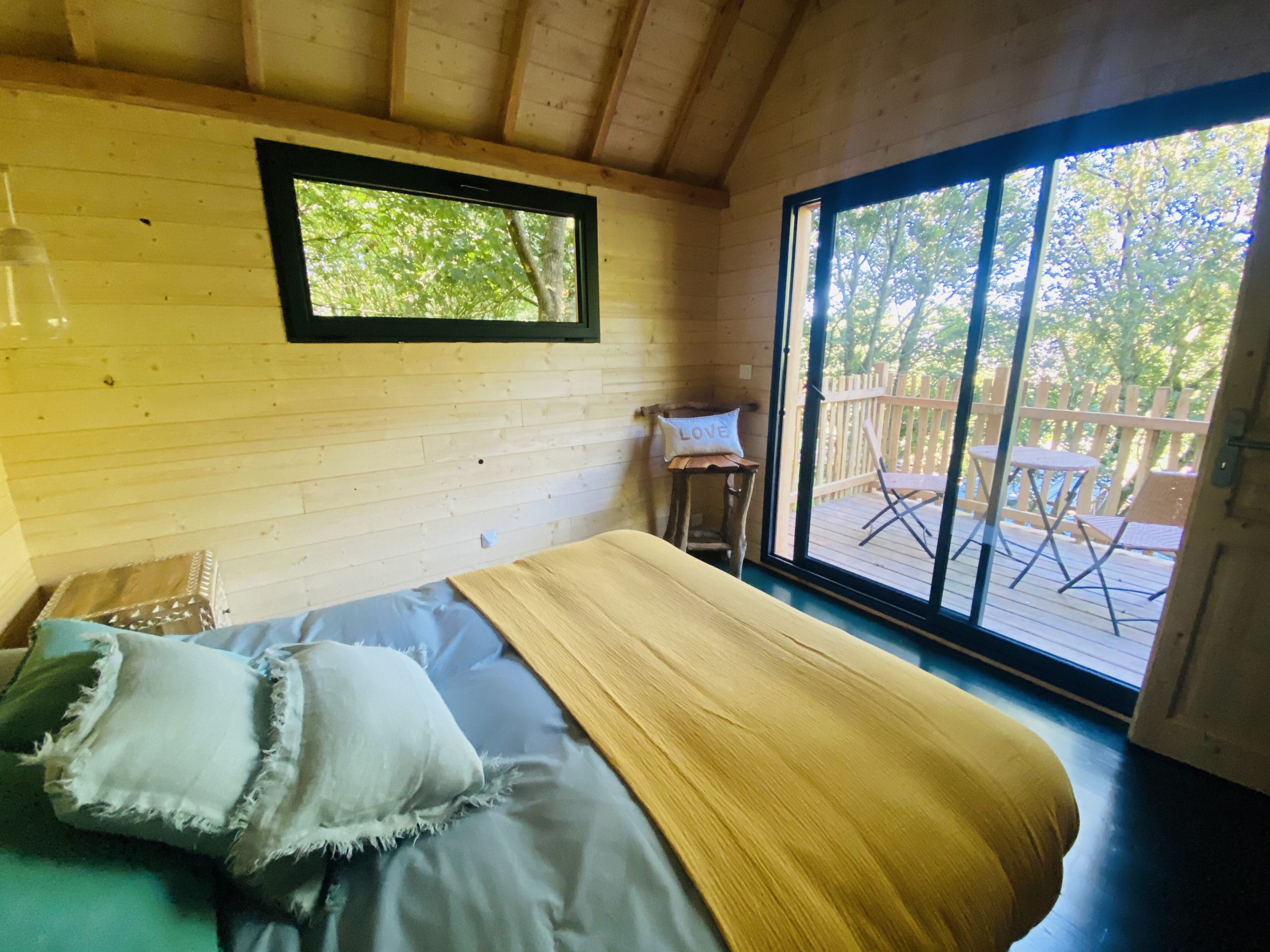 IMG_7820 Cabane en bois en Bretagne, avec un lit douillet et une vue sur la nature.