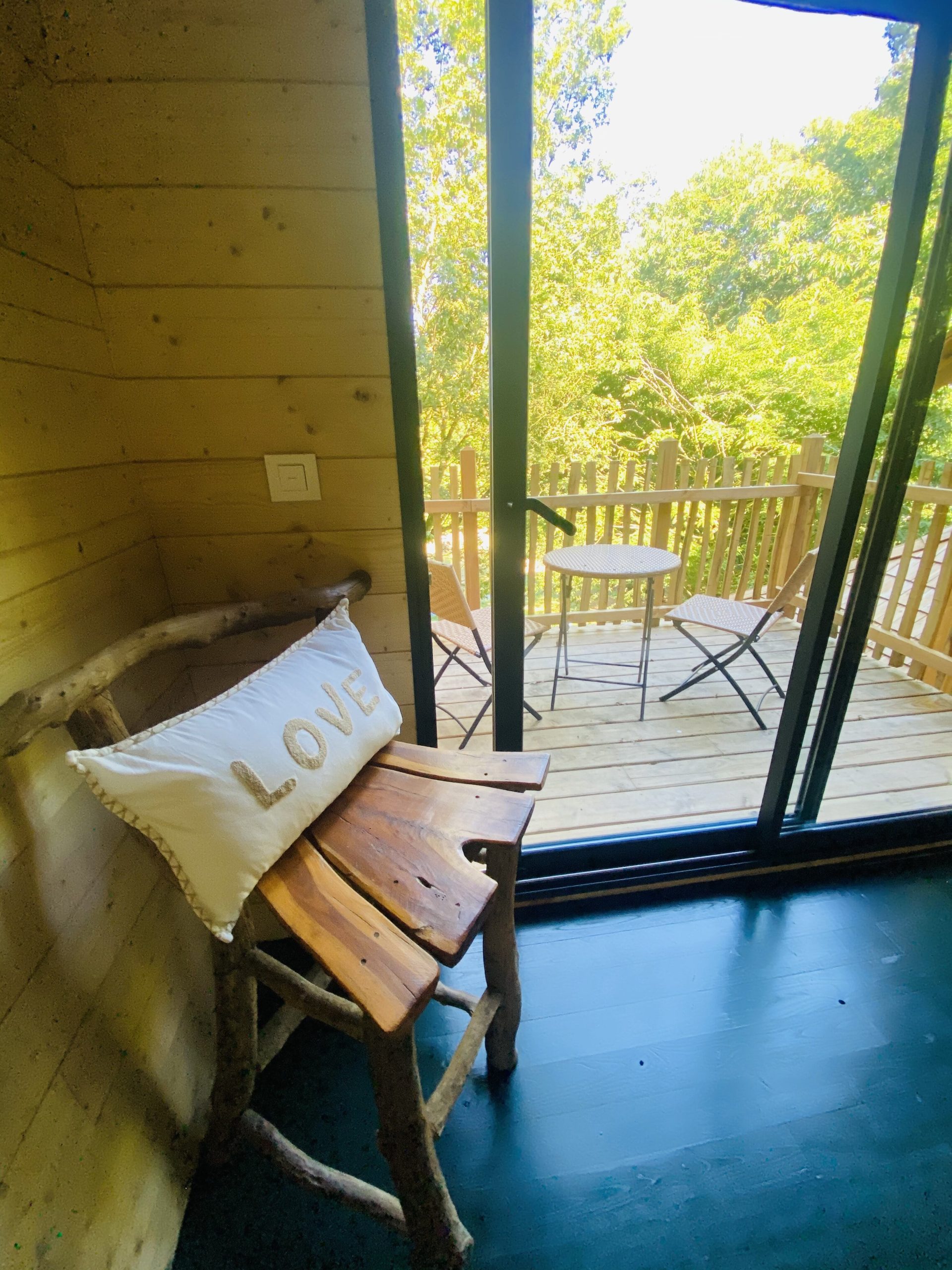 IMG_7821 Cabane en bois en Bretagne, avec un balcon et un coussin décoratif LOVE.