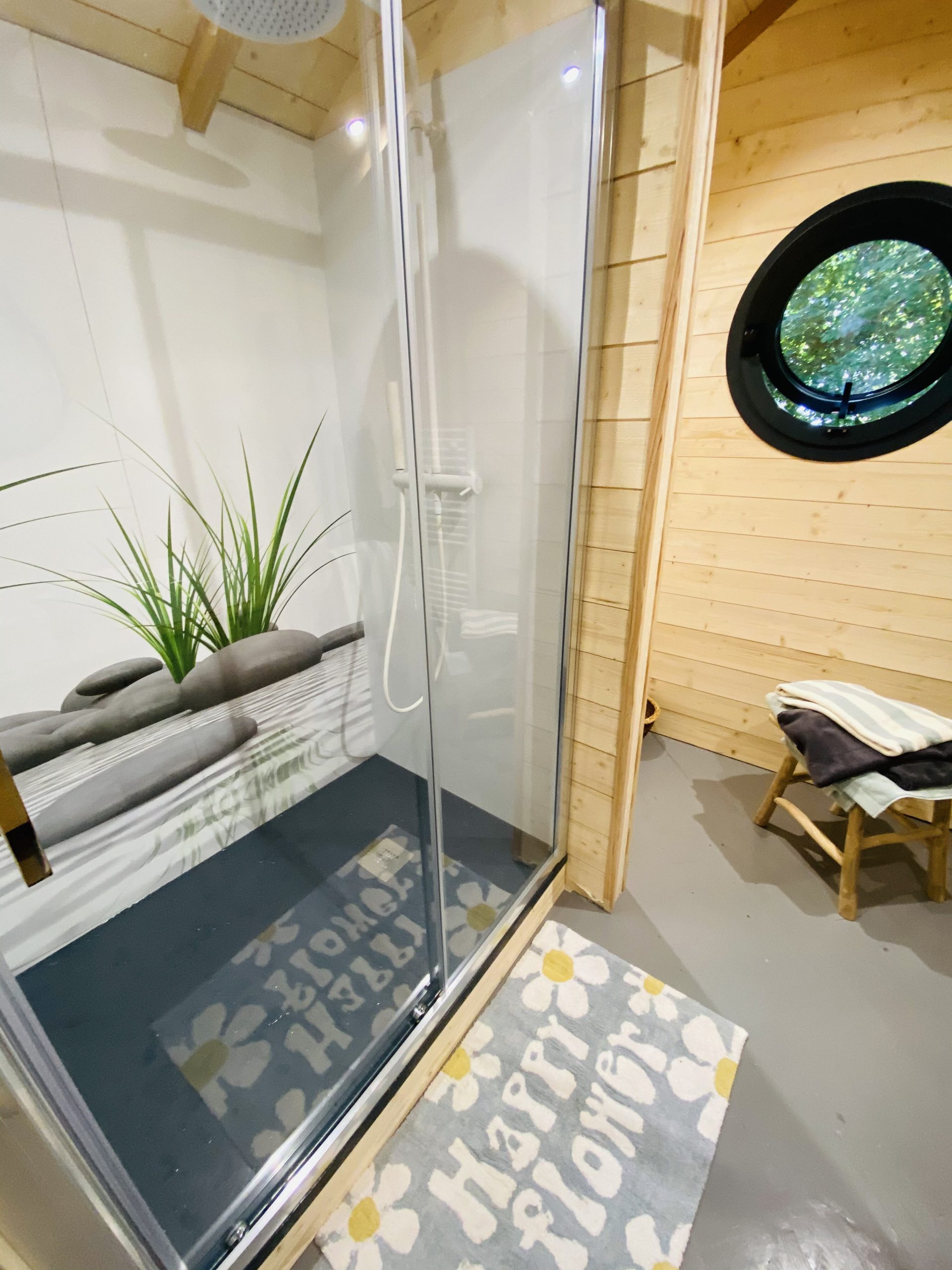 IMG_7831 Douche moderne dans un hébergement insolite en Bretagne, avec un décor en bois chaleureux.