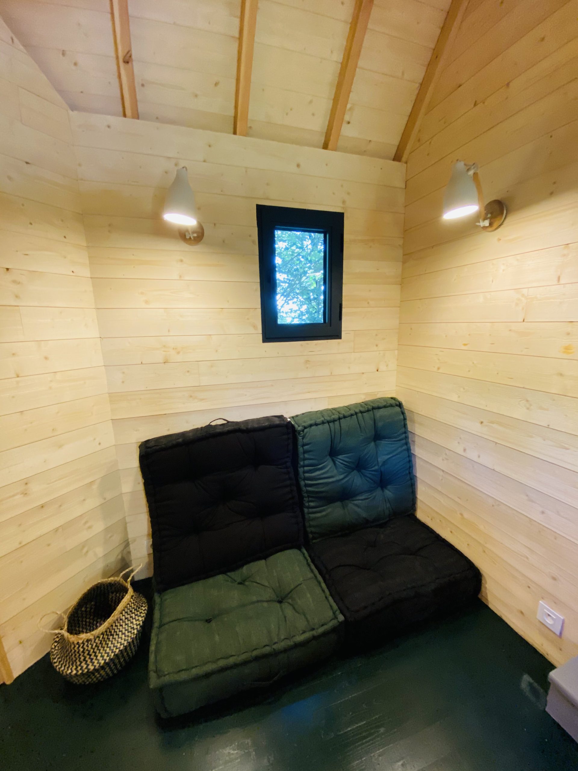 IMG_7832 Hébergement insolite en Bretagne : intérieur en bois avec un coin salon confortable.