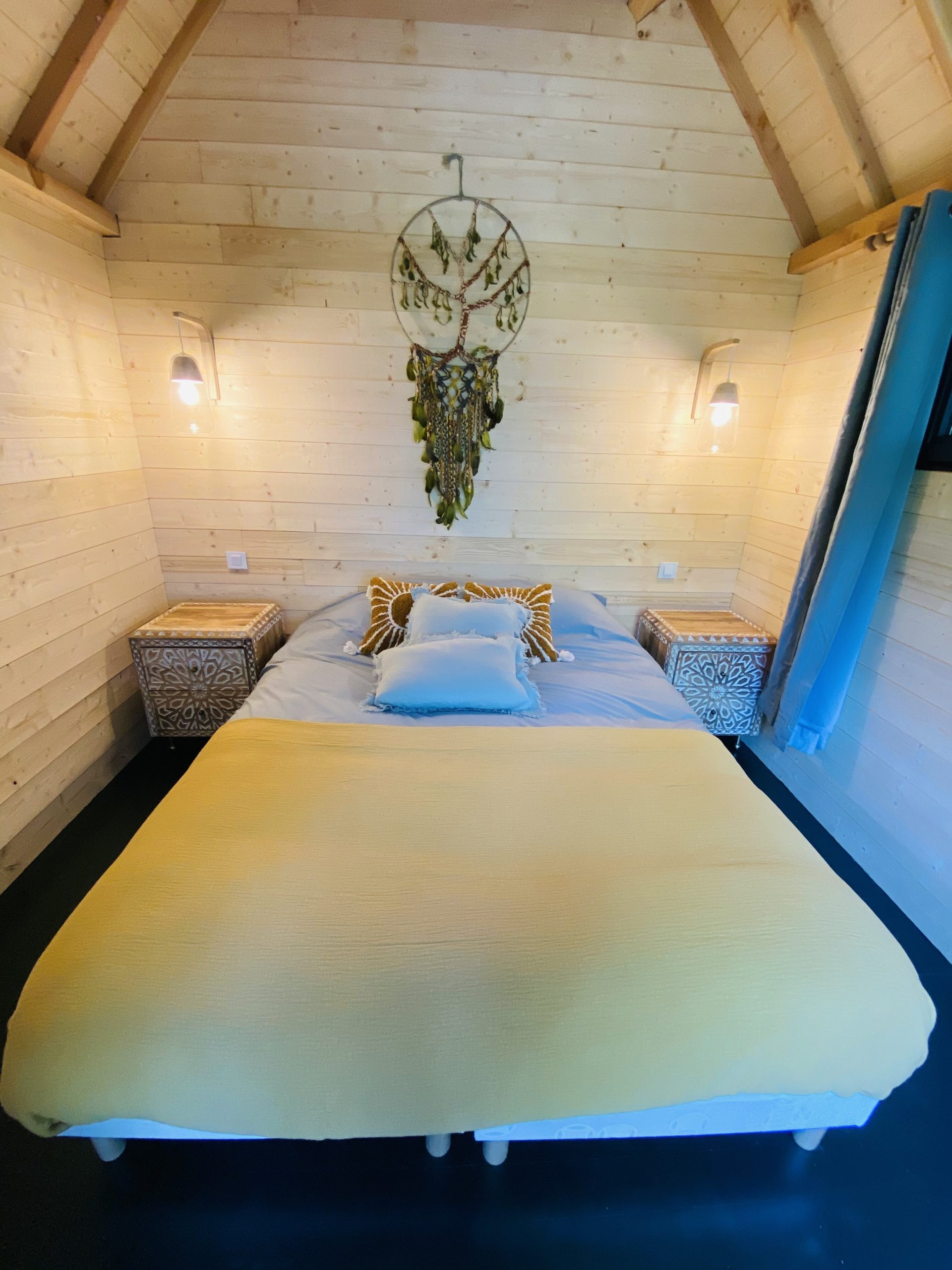 IMG_7836 Chalet en bois avec lit douillet et décoration bohème, situé en Bretagne.