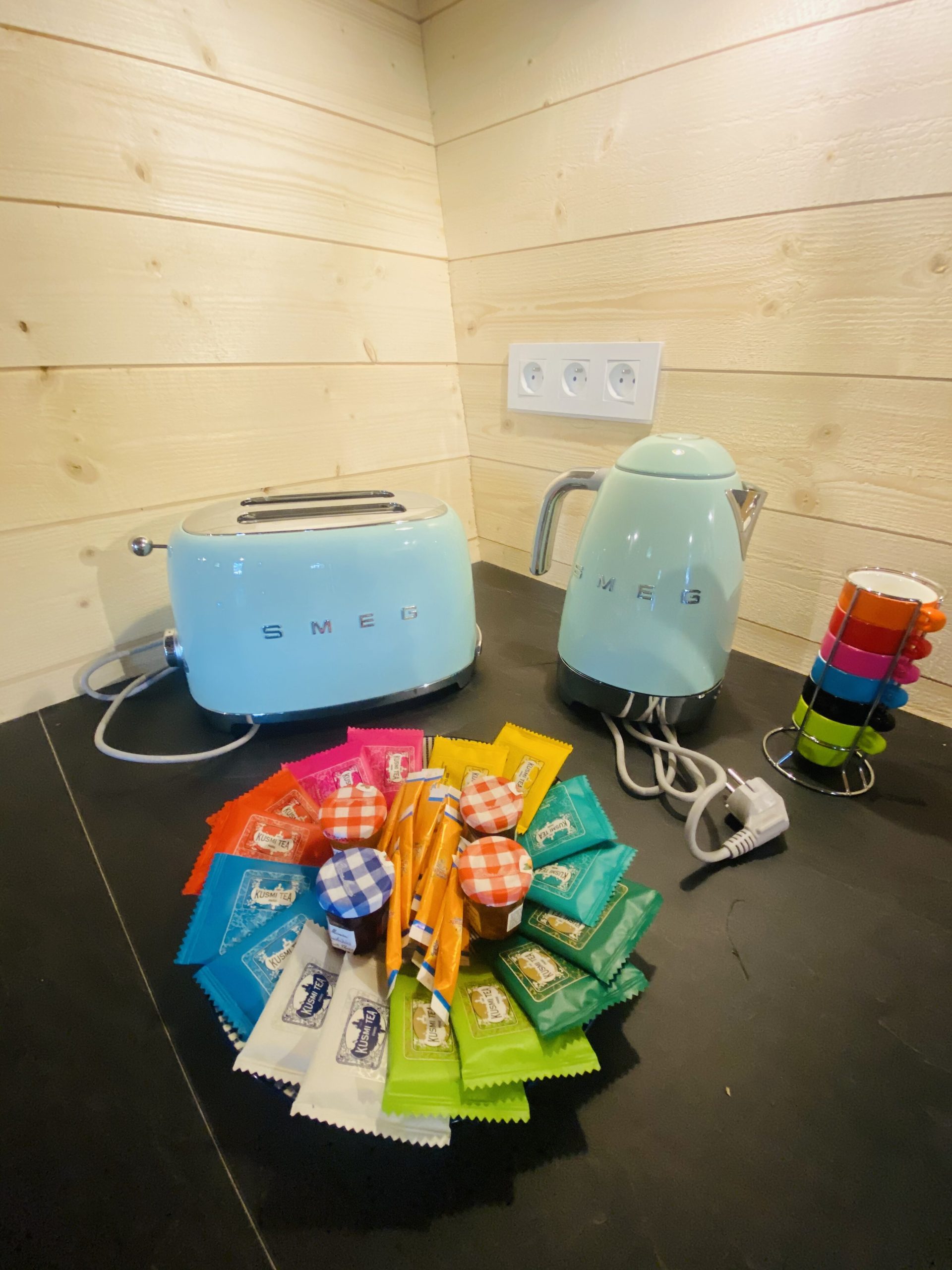 IMG_7838 Hébergement insolite en Bretagne : coin cuisine avec appareils SMEG et douceurs colorées.