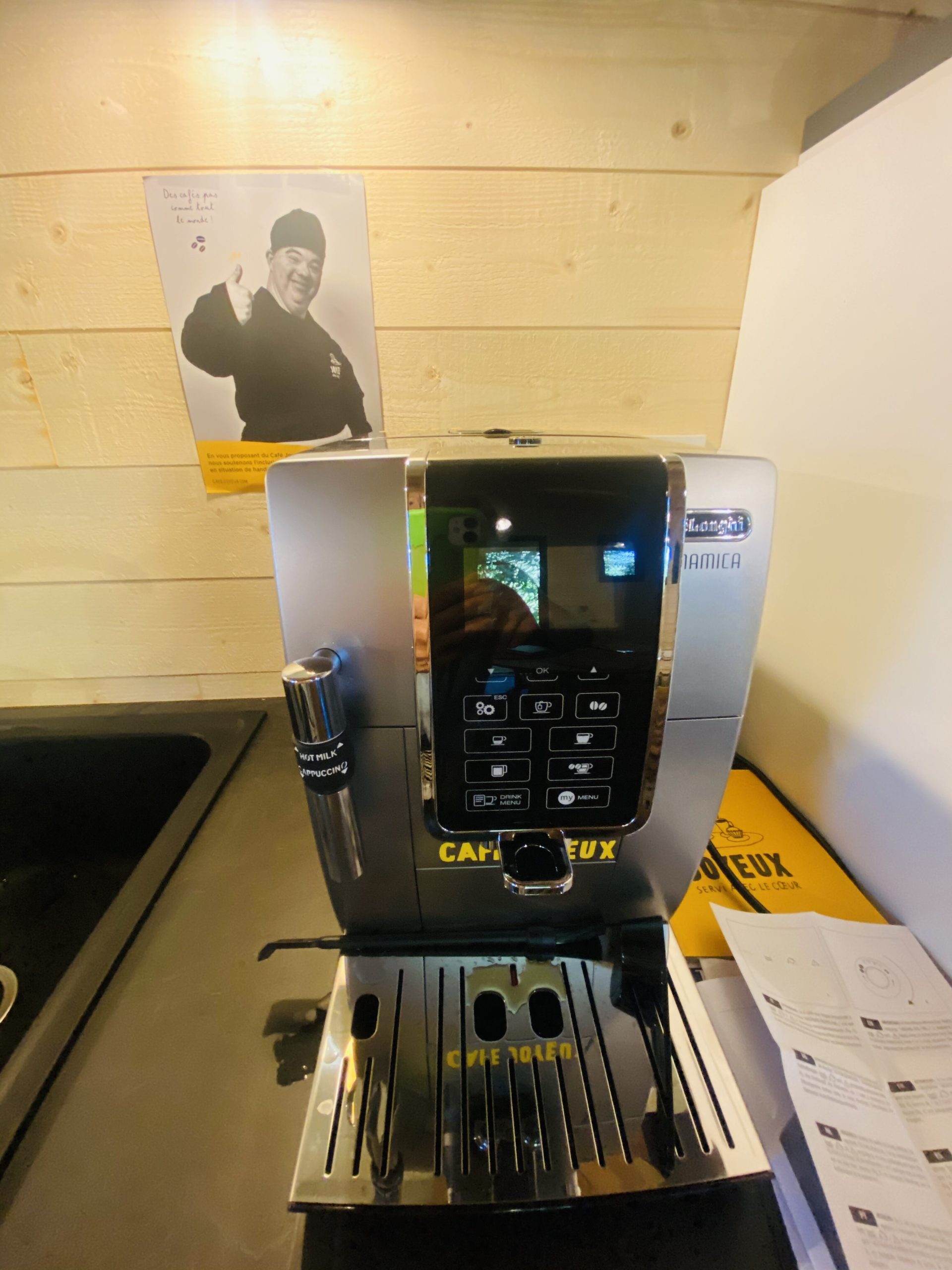 IMG_7840 Hébergement insolite en Bretagne avec une machine à café moderne et design.