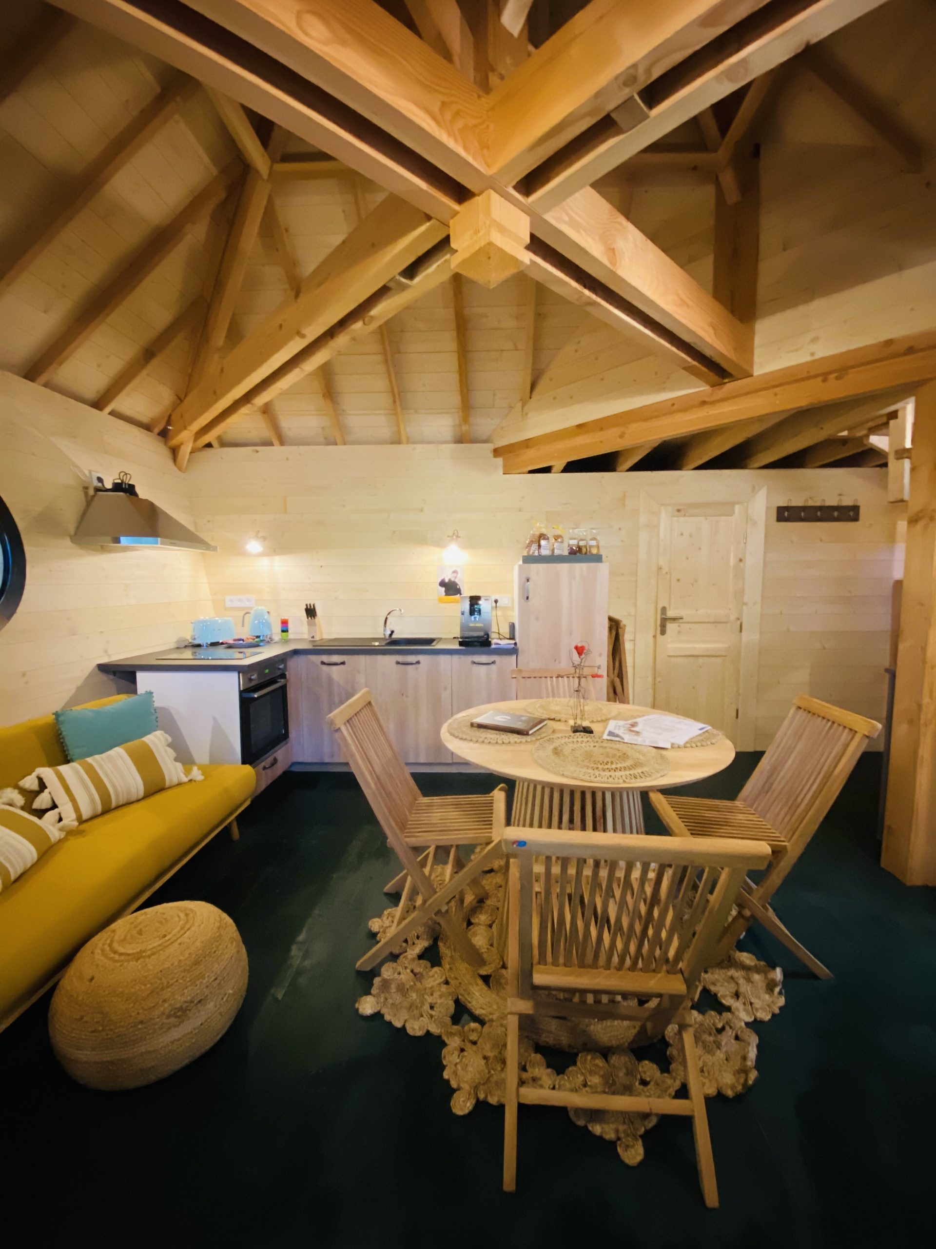 IMG_7841 Hébergement insolite en Bretagne : chalet en bois avec cuisine moderne et salon cosy.