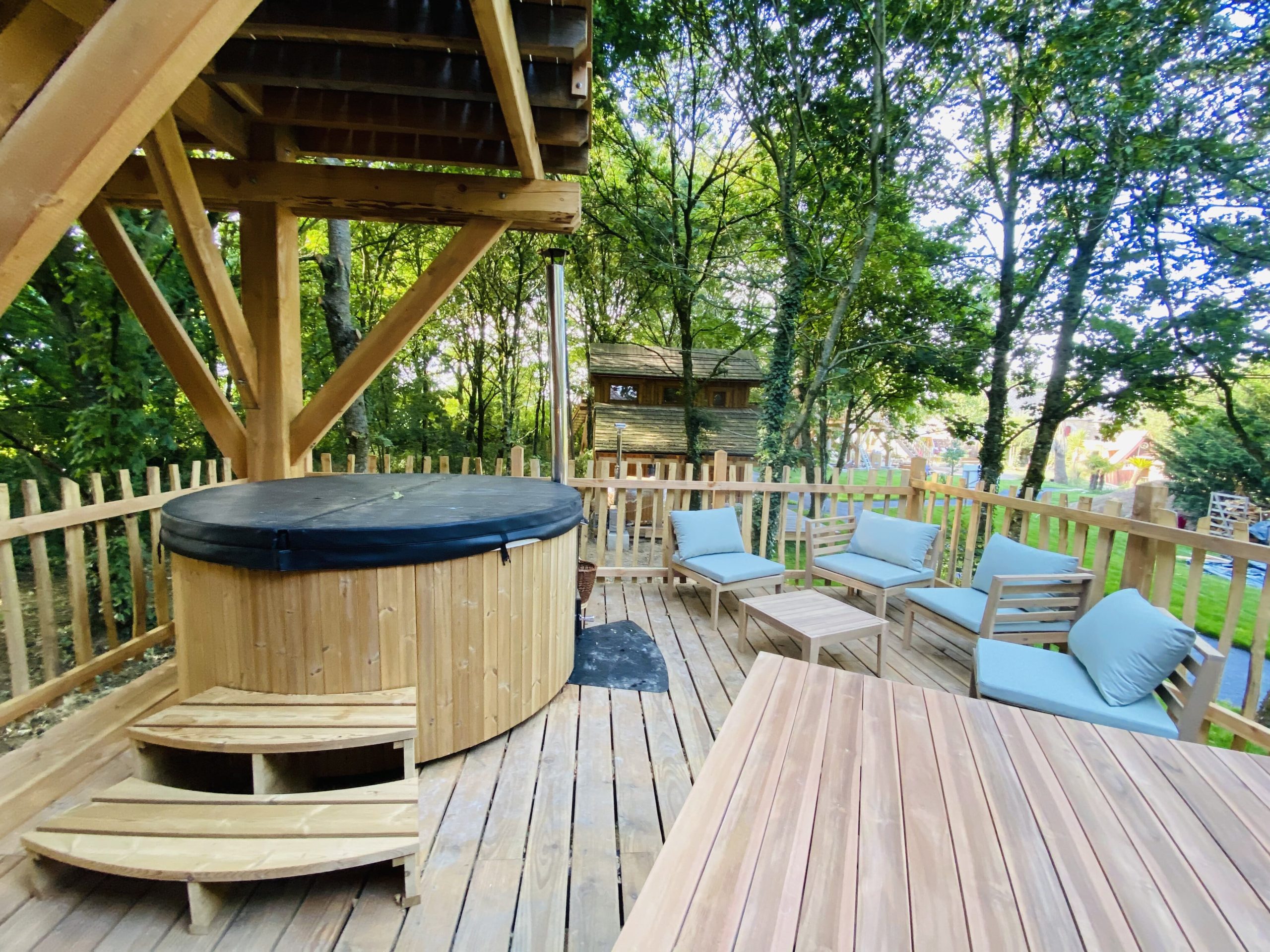 IMG_7843 Hébergement insolite en Bretagne : cabane en bois avec jacuzzi et coin salon en extérieur.