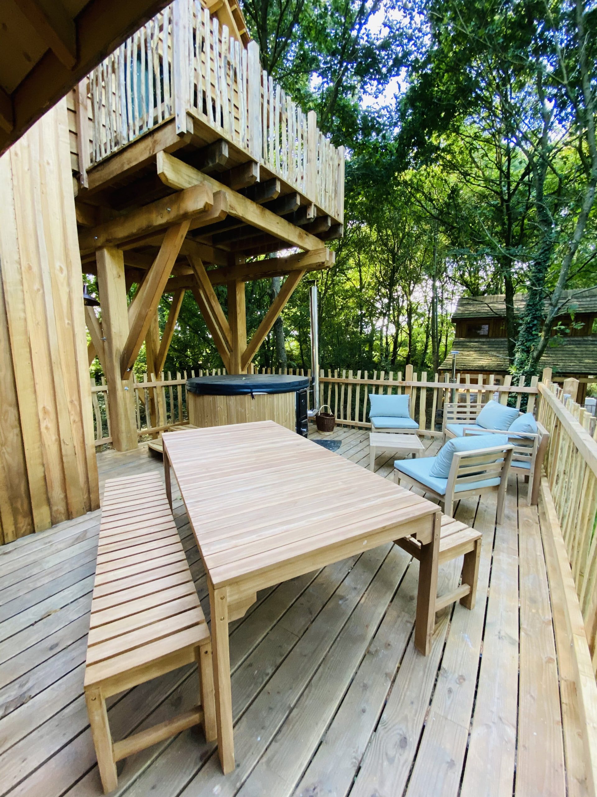 IMG_7844 Cabane perchée en Bretagne avec terrasse en bois et jacuzzi extérieur.