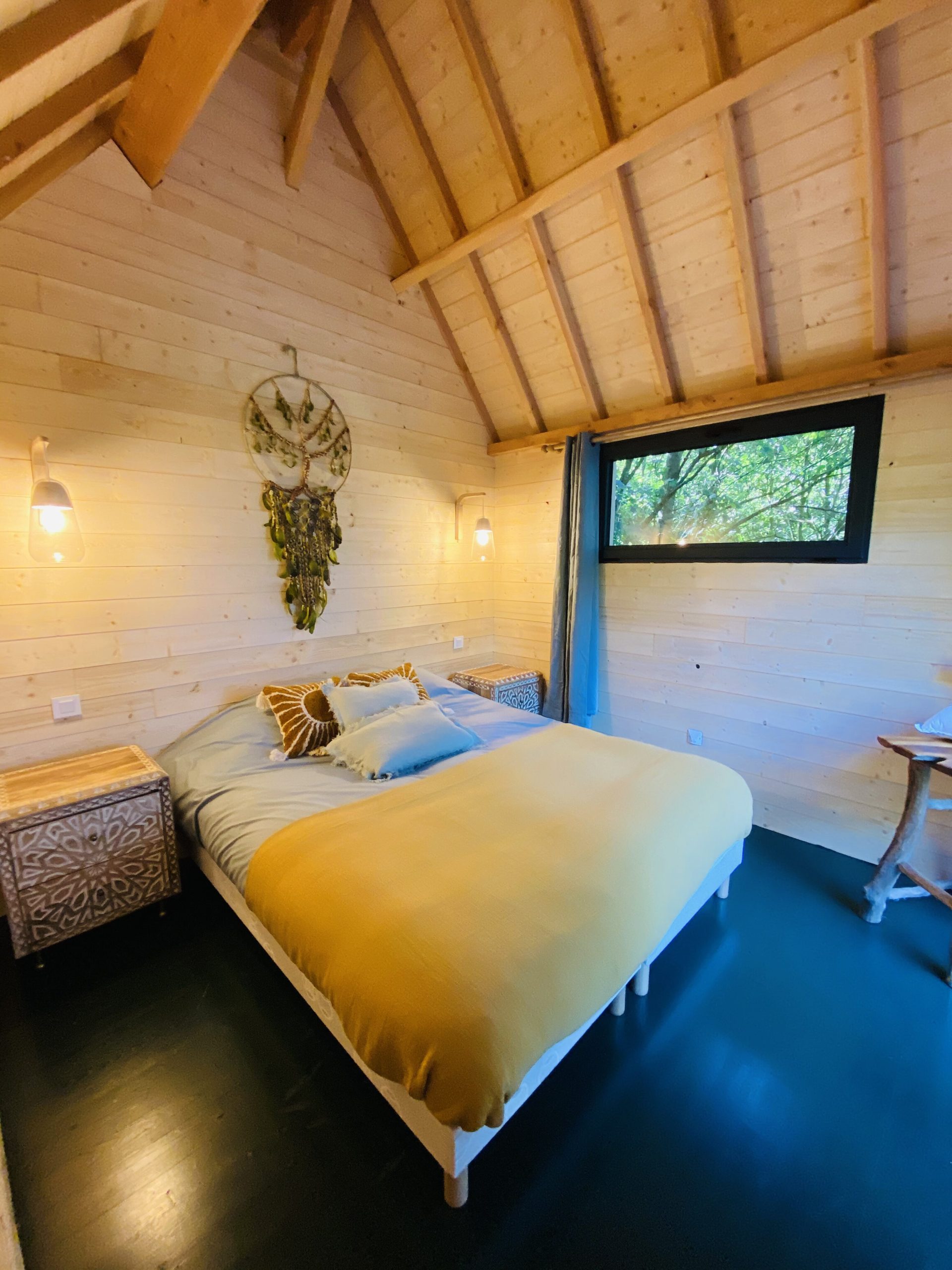 IMG_7846 Chalet en bois en Bretagne, avec un lit douillet et des murs en bois clair.