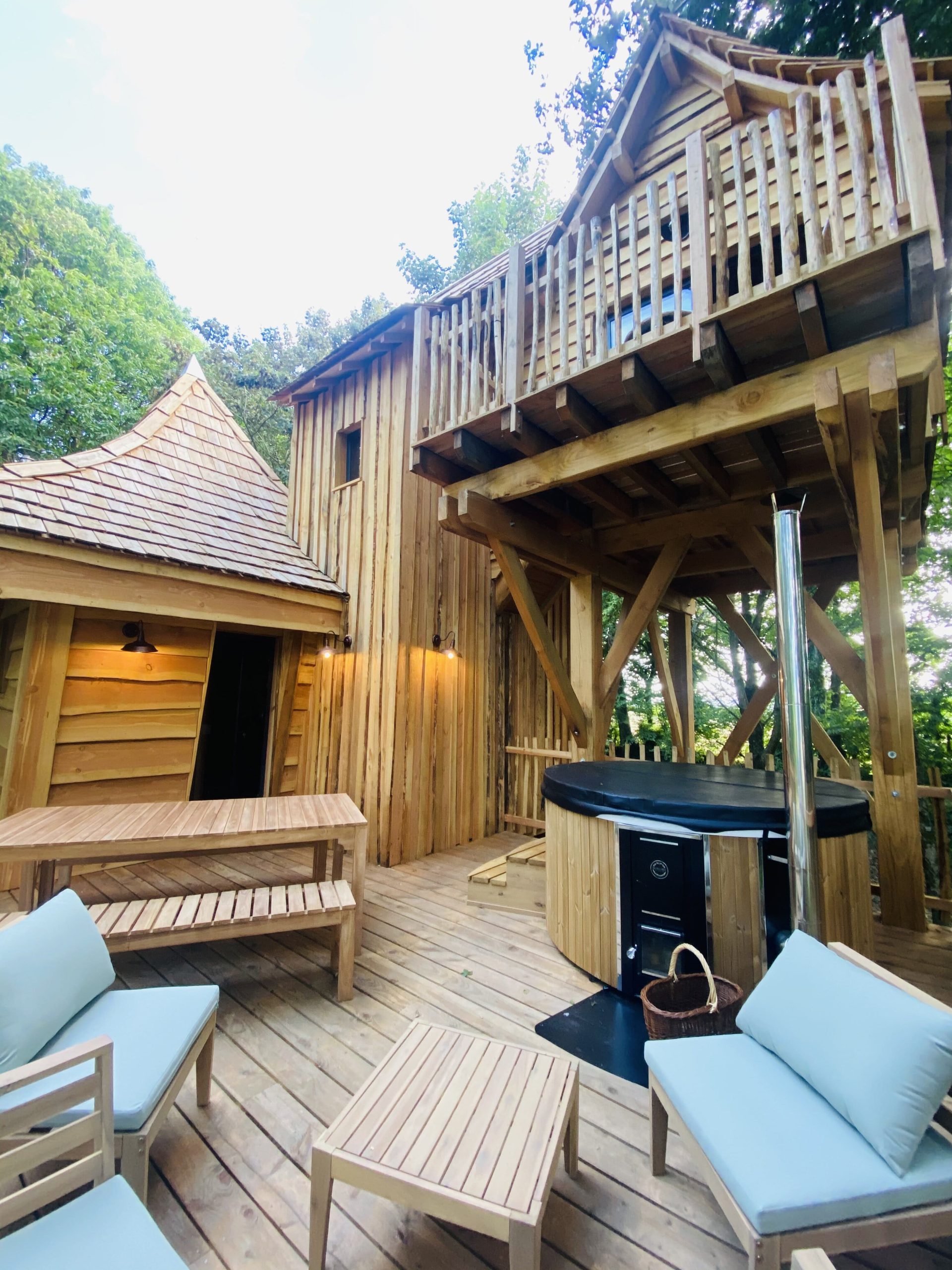 IMG_7854 Cabane en bois avec terrasse et jacuzzi, nichée dans la verdure de Bretagne.