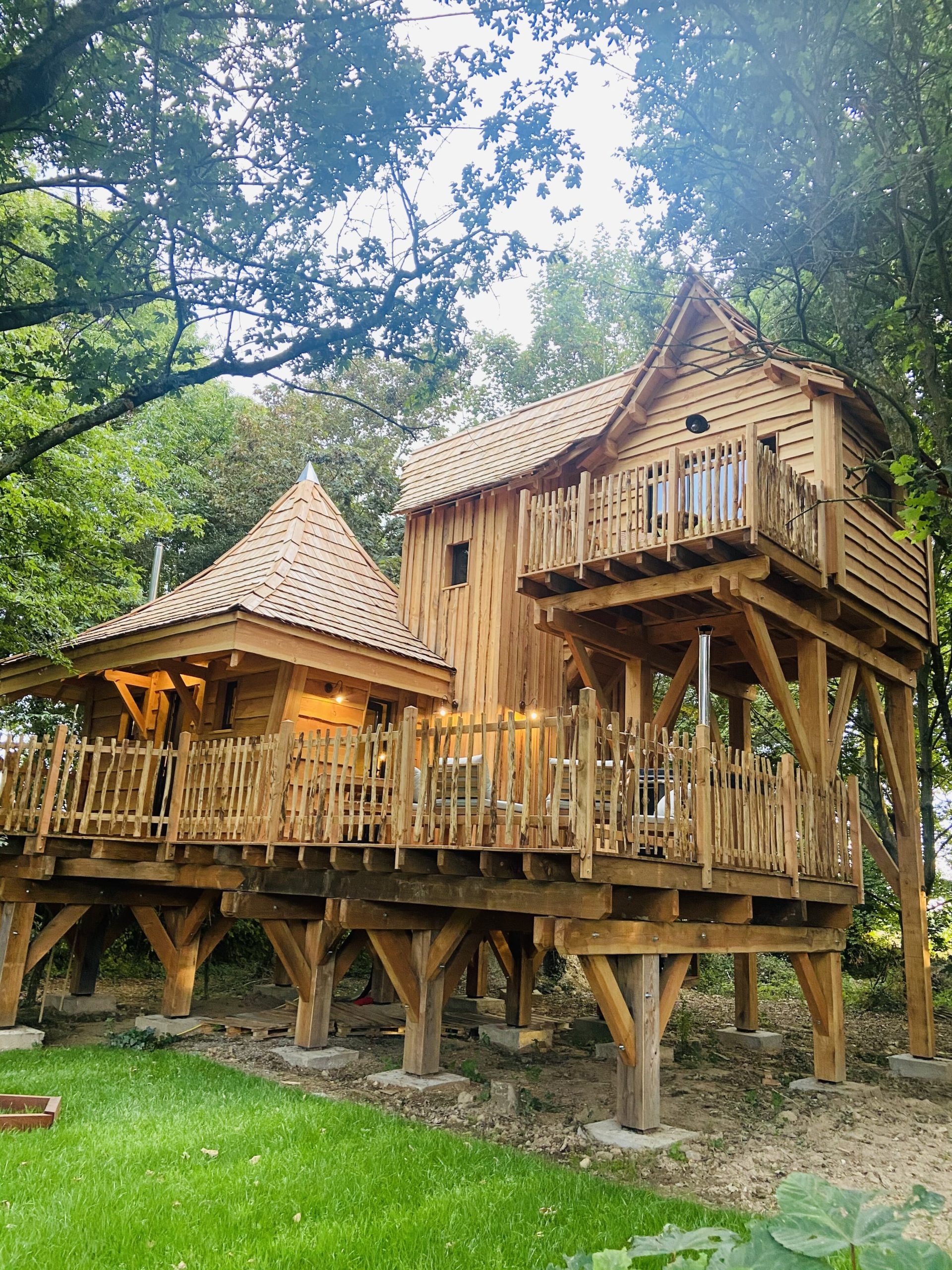 IMG_7859 Cabane dans les arbres en Bretagne, avec balcons en bois et toiture en ardoise.