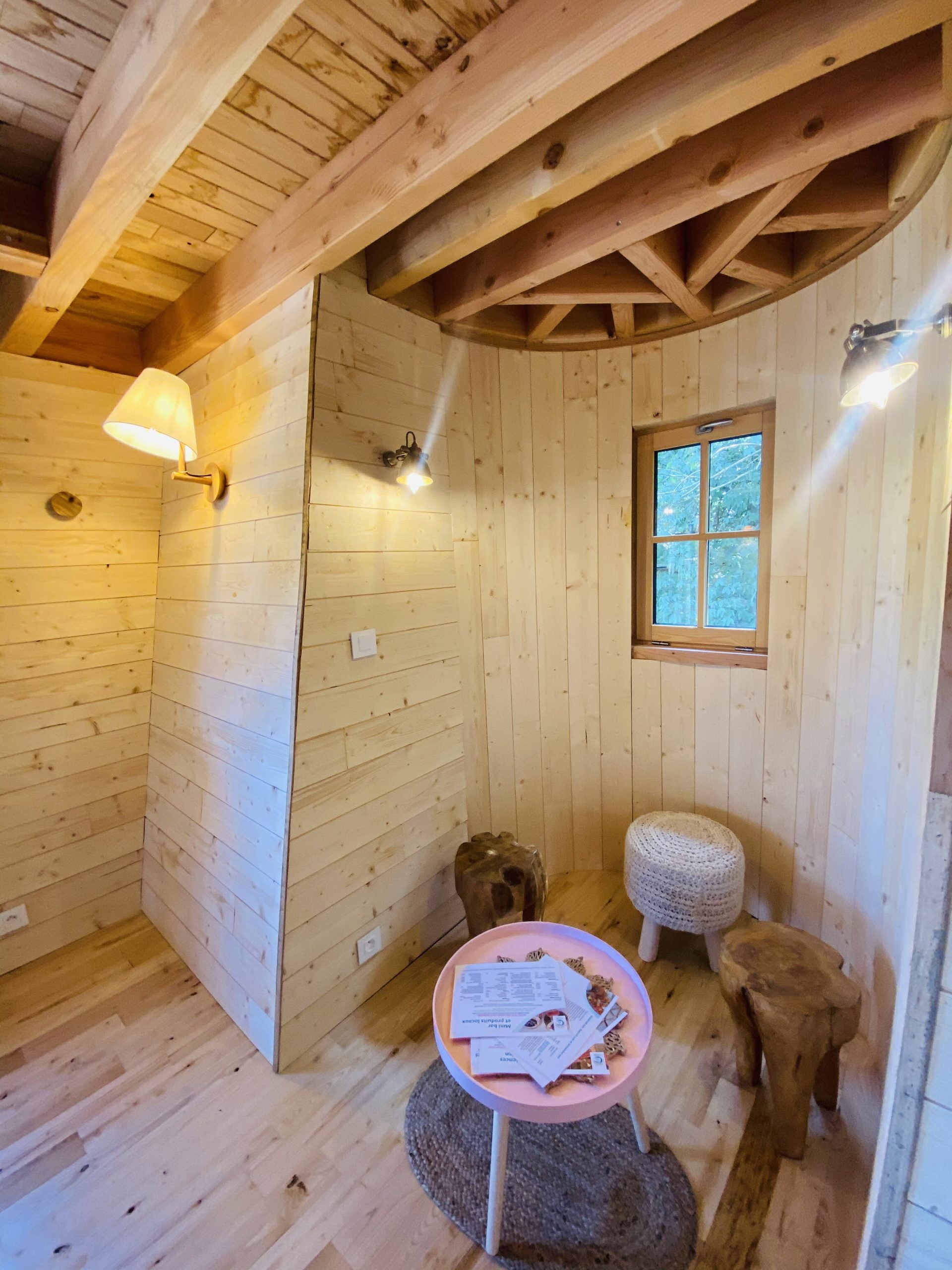 IMG_7906 Hébergement insolite en Bretagne : cabane en bois avec un intérieur chaleureux et lumineux.