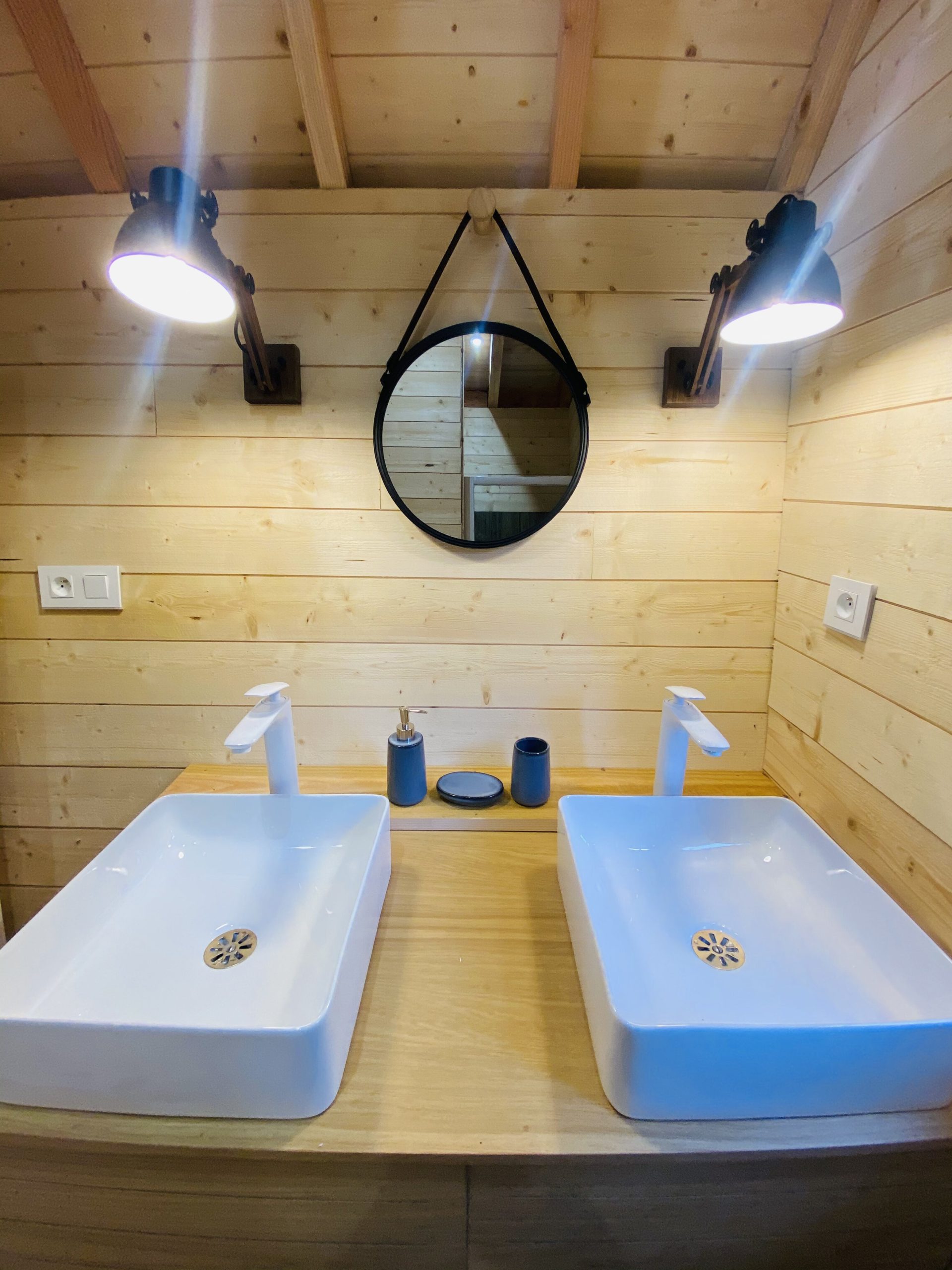 IMG_7910 Salle de bain dun hébergement insolite en Bretagne, avec deux lavabos modernes.