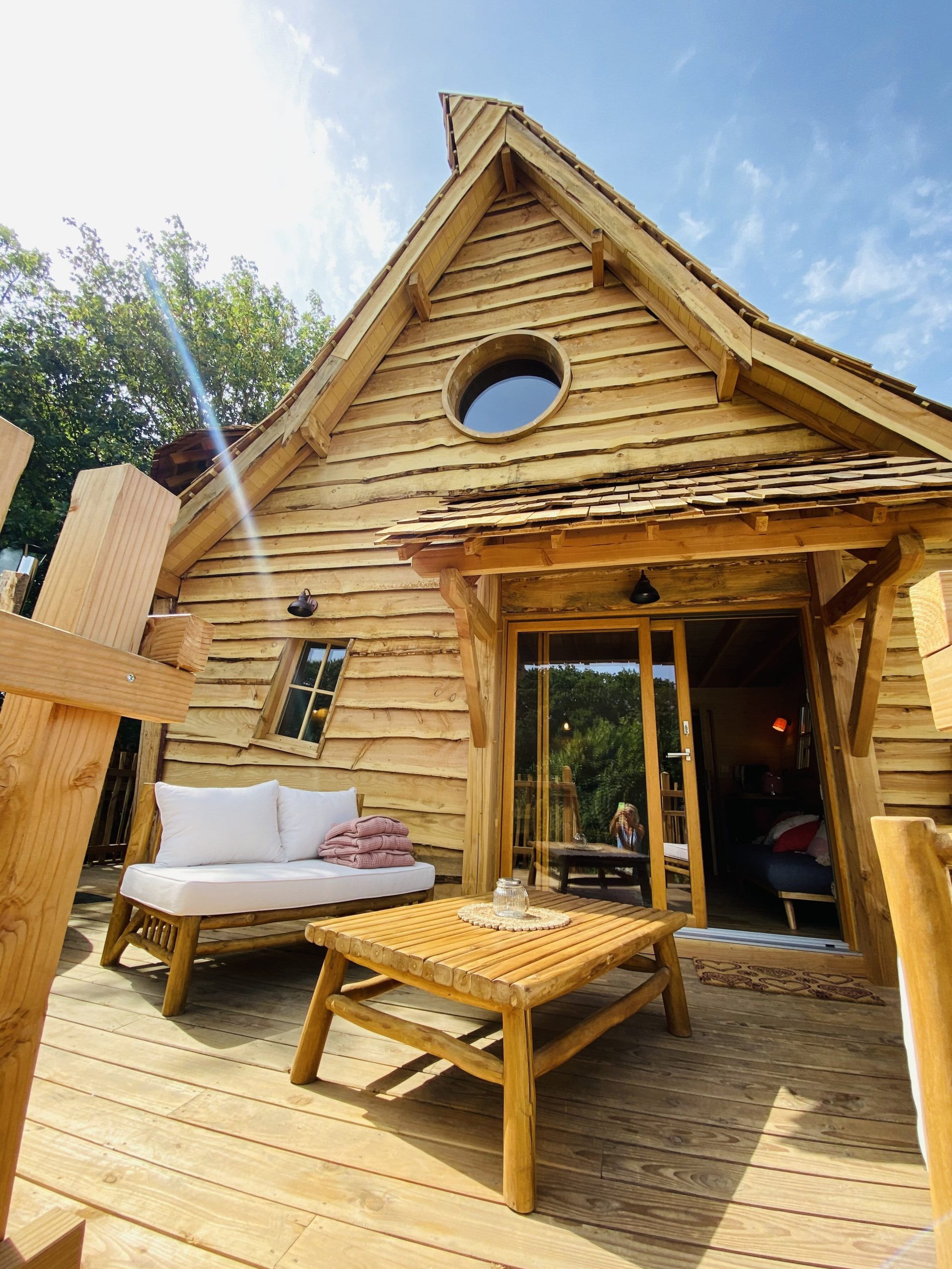 IMG_7912 Cabane en bois en Bretagne, avec terrasse ensoleillée et vue sur la nature.