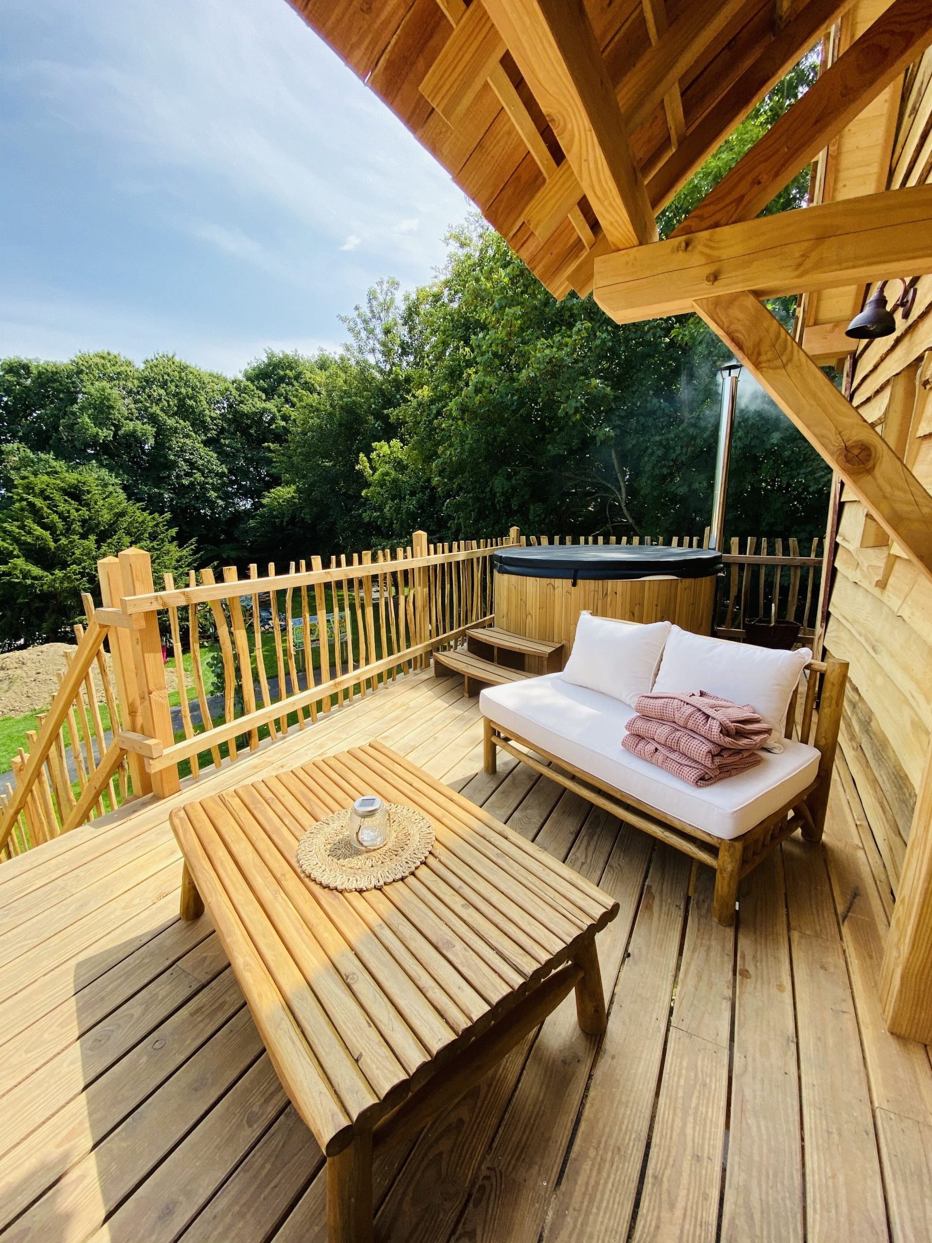 IMG_7913 Cabane en bois en Bretagne avec terrasse en bois et jacuzzi extérieur.