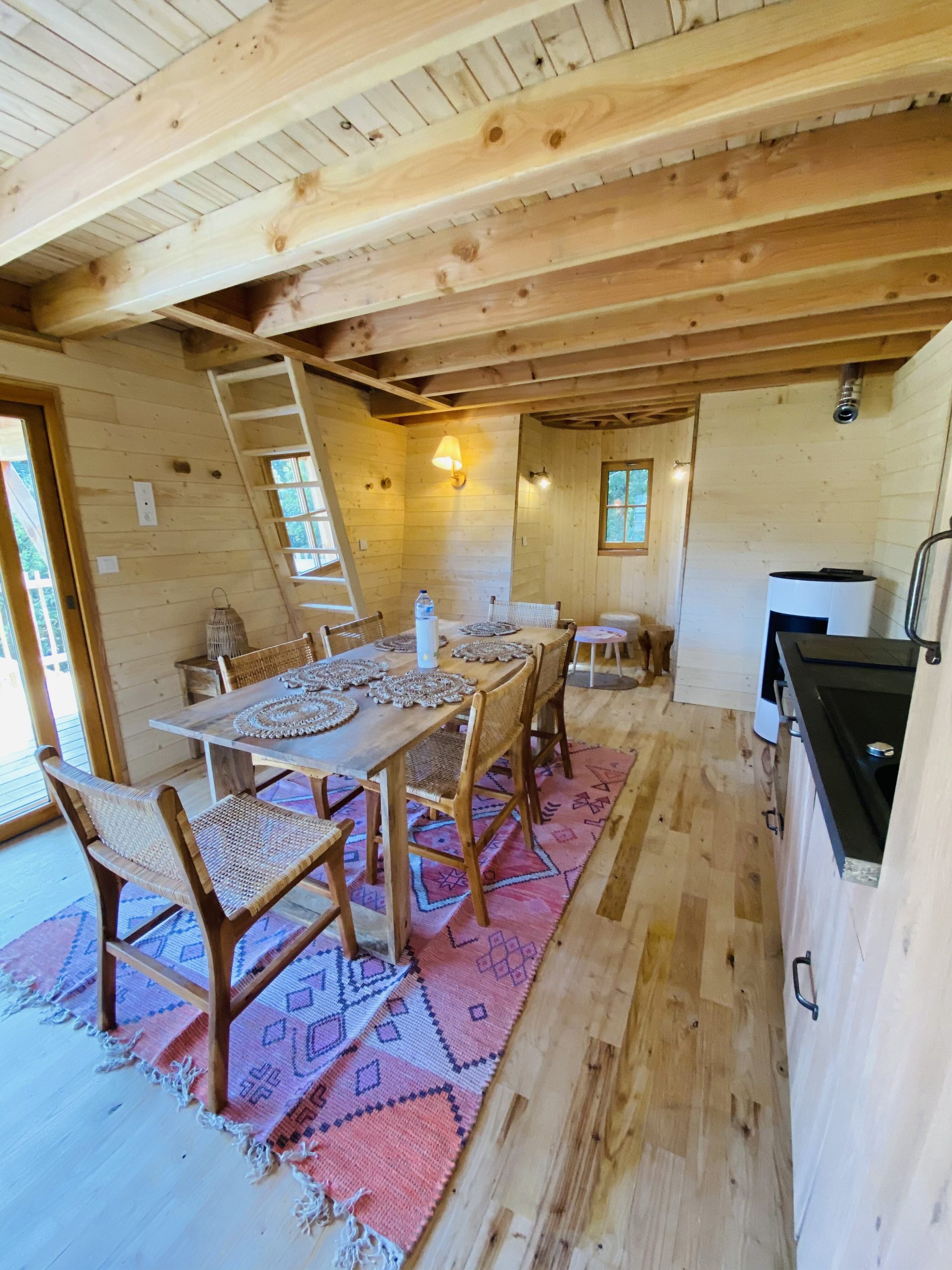 IMG_7917 Hébergement insolite en Bretagne : charmante cabane en bois avec un intérieur chaleureux.