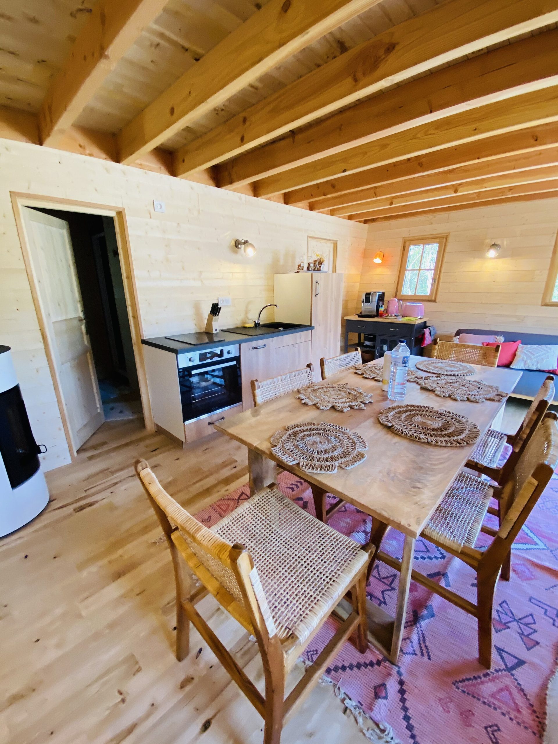 IMG_7918 Hébergement insolite en Bretagne : chalet en bois avec cuisine et table en bois.