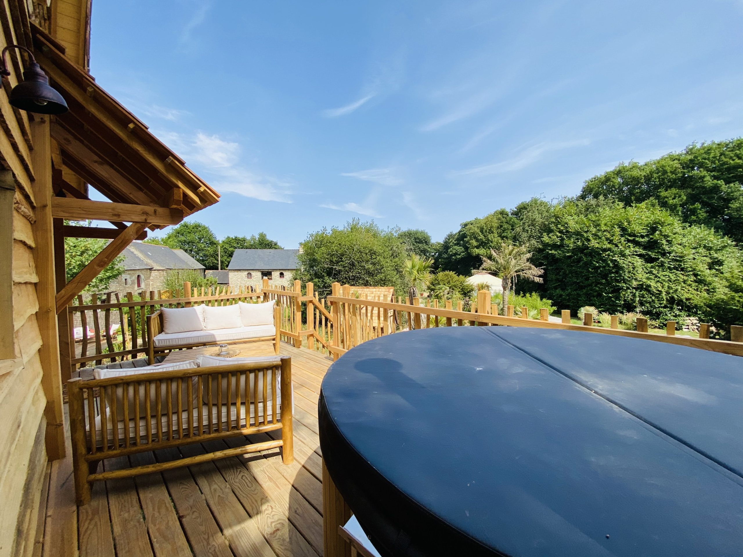 IMG_7922 Hébergement insolite en Bretagne : cabane en bois avec terrasse et jacuzzi.