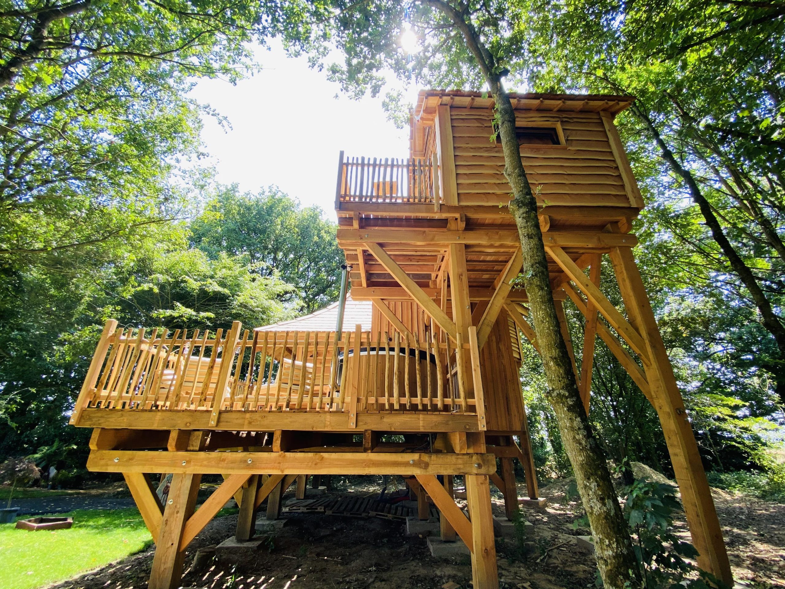 IMG_7968 Cabane dans les arbres en Bretagne, perchée avec une terrasse en bois spacieuse.
