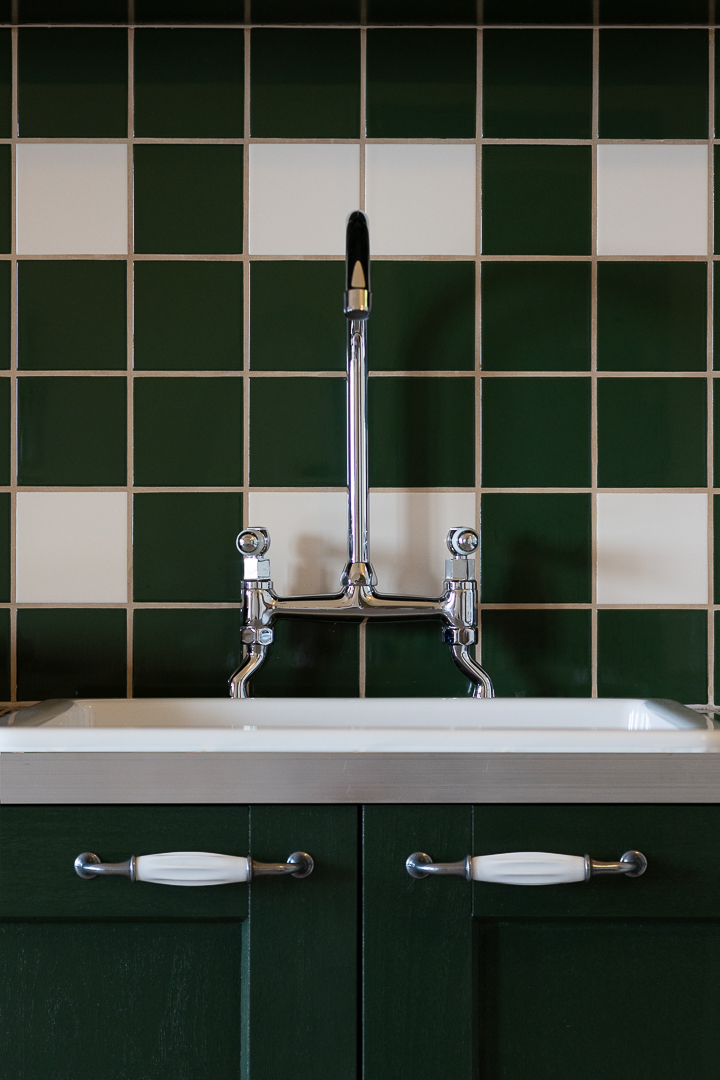 K-HUTES-16 Évier vintage dans un hébergement insolite en Aquitaine, carrelage vert et blanc.