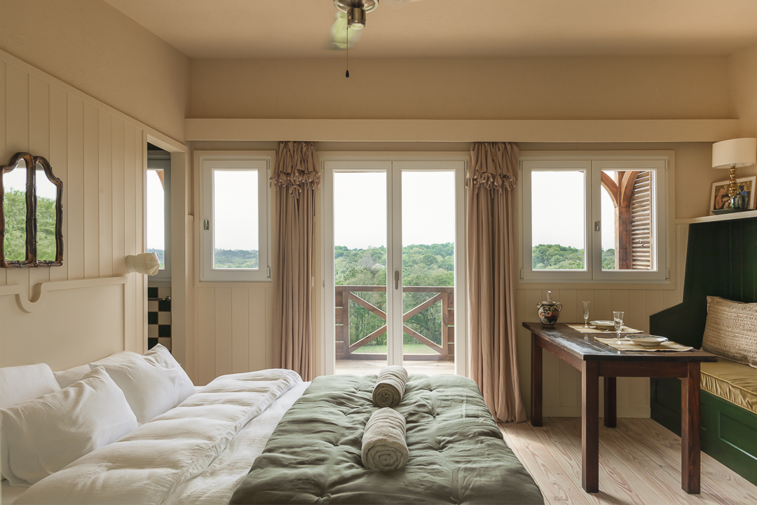 K-HUTES-34 Chambre dhôtes en Aquitaine avec vue sur la nature et décor chaleureux.