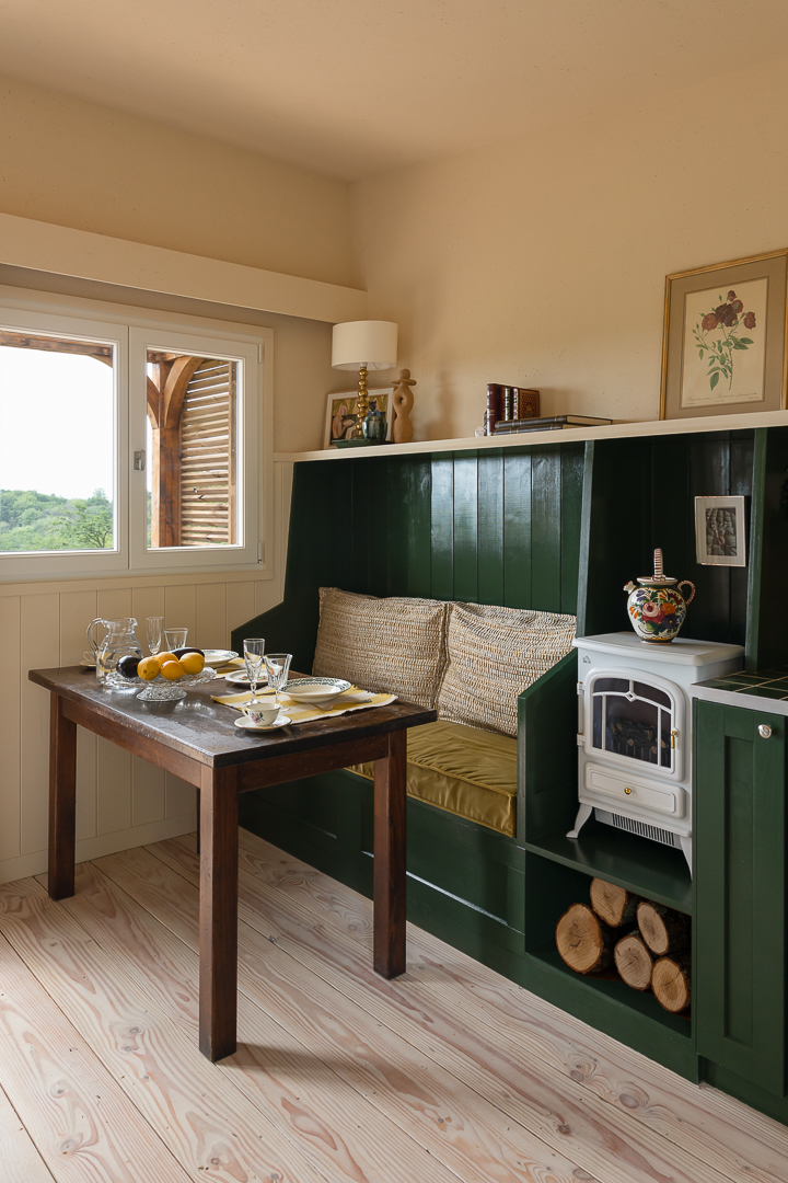 K-HUTES-35 Hébergement insolite en Aquitaine : charmante cabane avec coin repas et poêle à bois.