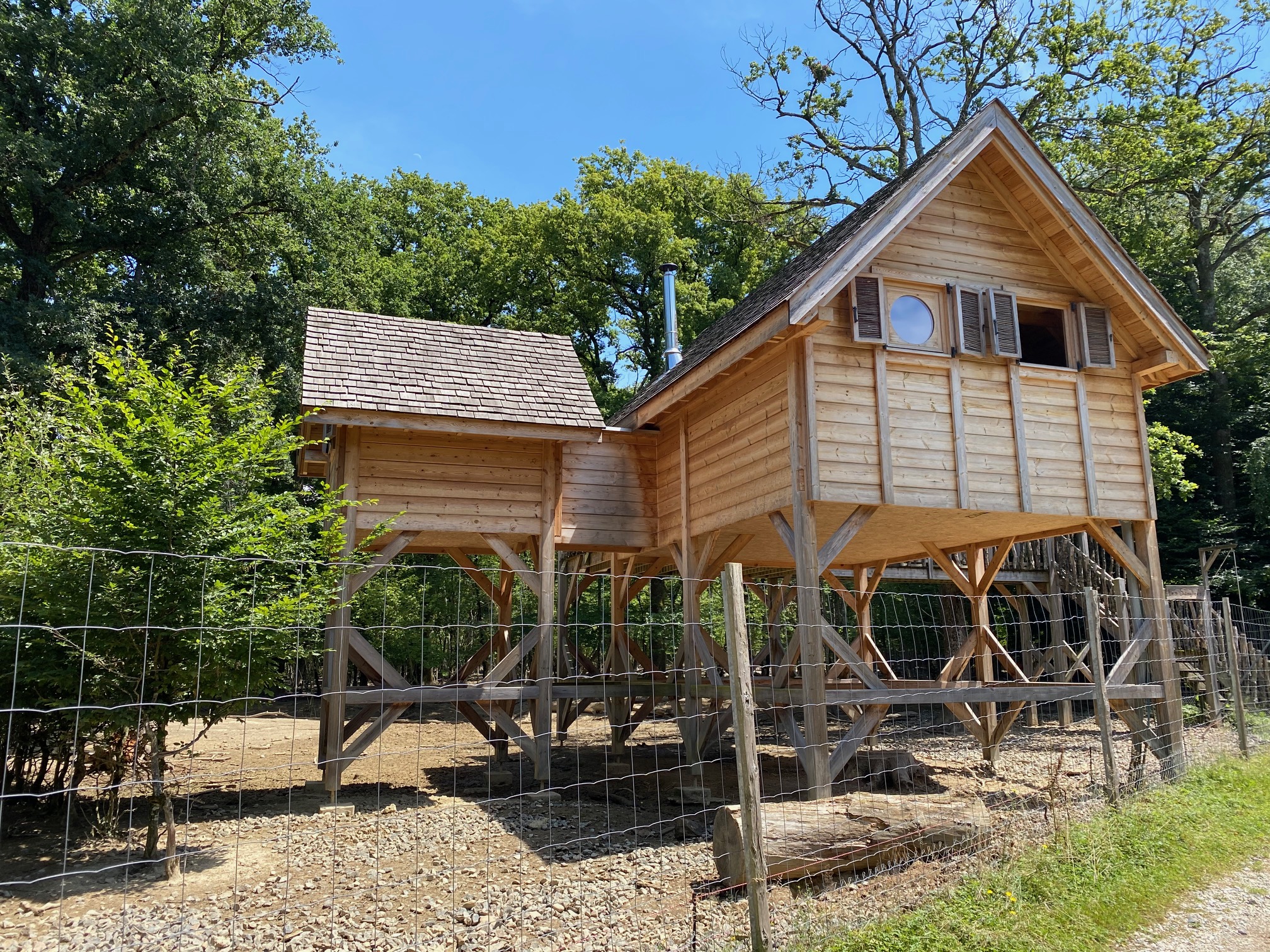 MONFORT Mélanie MONTFORT mélanie IMG_2553 Cabane perchée en bois, entourée de verdure, offrant un séjour insolite en Auvergne-Rhône-Alpes.