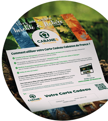 Cabane dans les arbres, entourée de verdure, offrant une expérience nature unique.