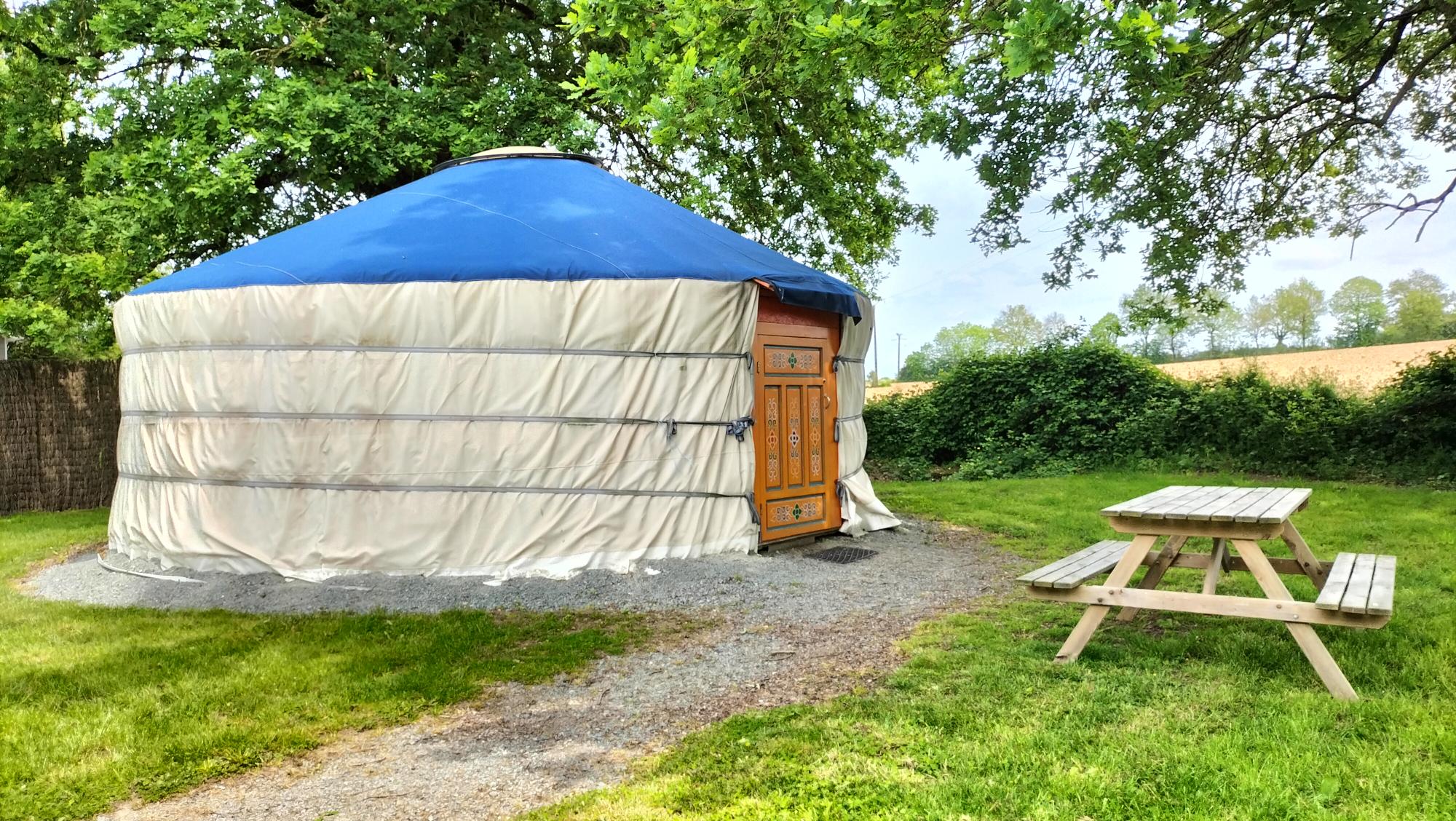 IMG20230518142849 Yourte spacieuse dans le Pays de la Loire, entourée dun jardin verdoyant.