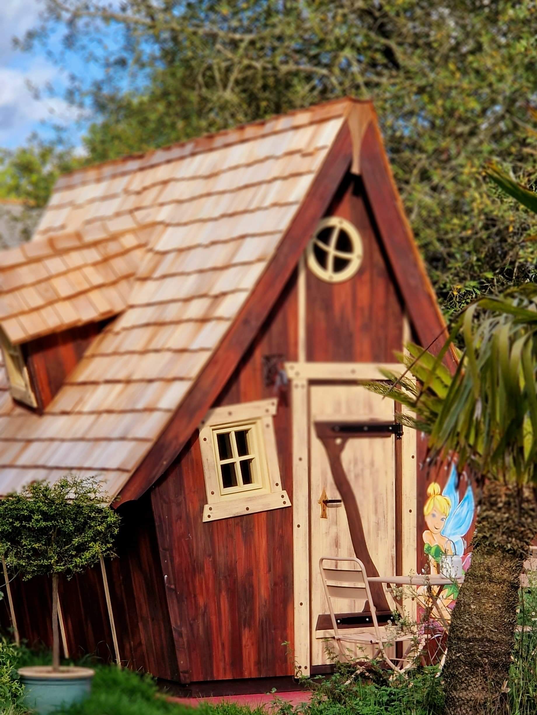 IMG_9298 Cabane en bois avec toit en ardoise et décoration féerique à lextérieur.