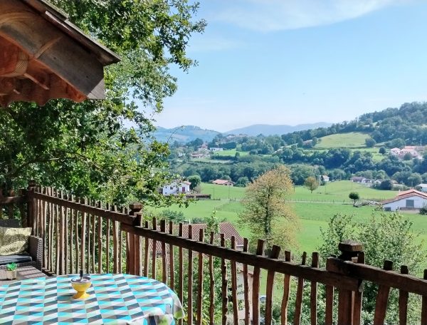 Cabane perchée en Aquitaine avec vue panoramique sur la vallée verdoyante.