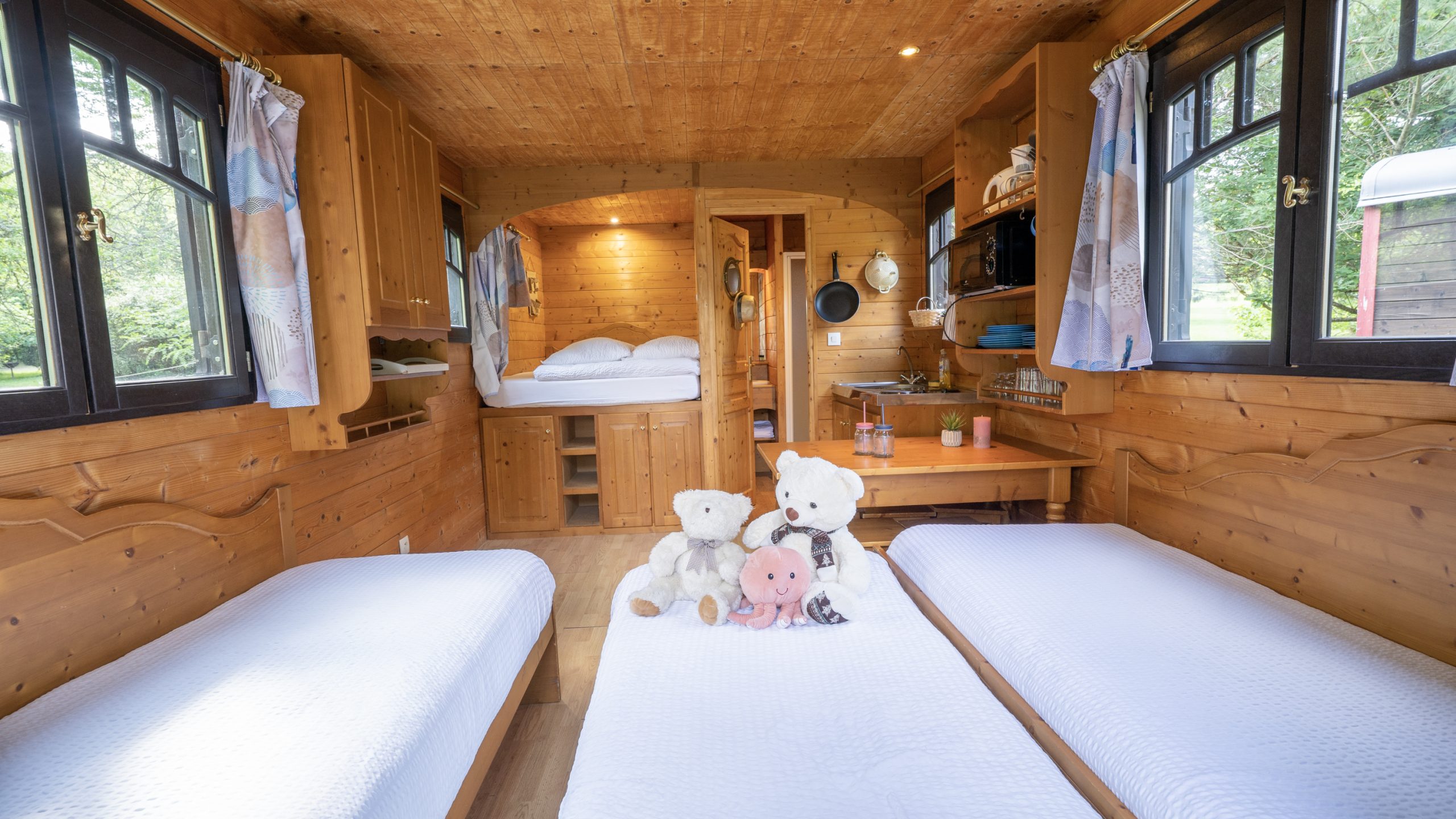 Chamberet_J1-133 Hébergement insolite en Auvergne : cabane en bois avec lits jumeaux et peluches.